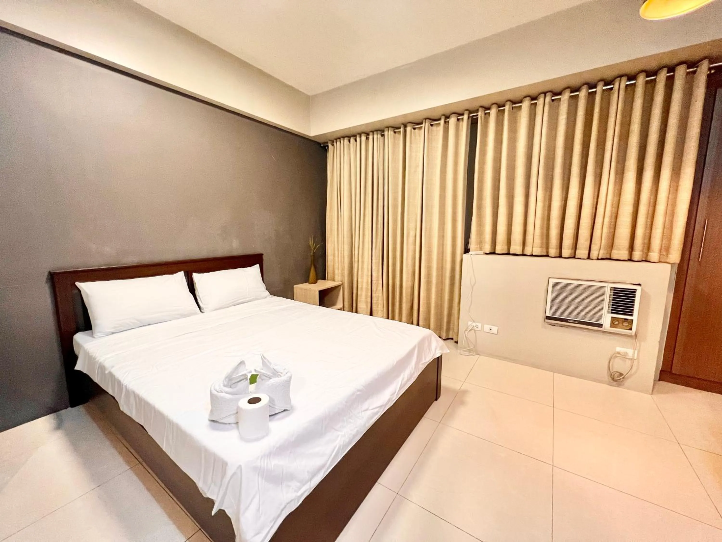 Bedroom, Bed in Kiel 5-Star Condo Hotel Across NAIA Manila Airport Terminal 3