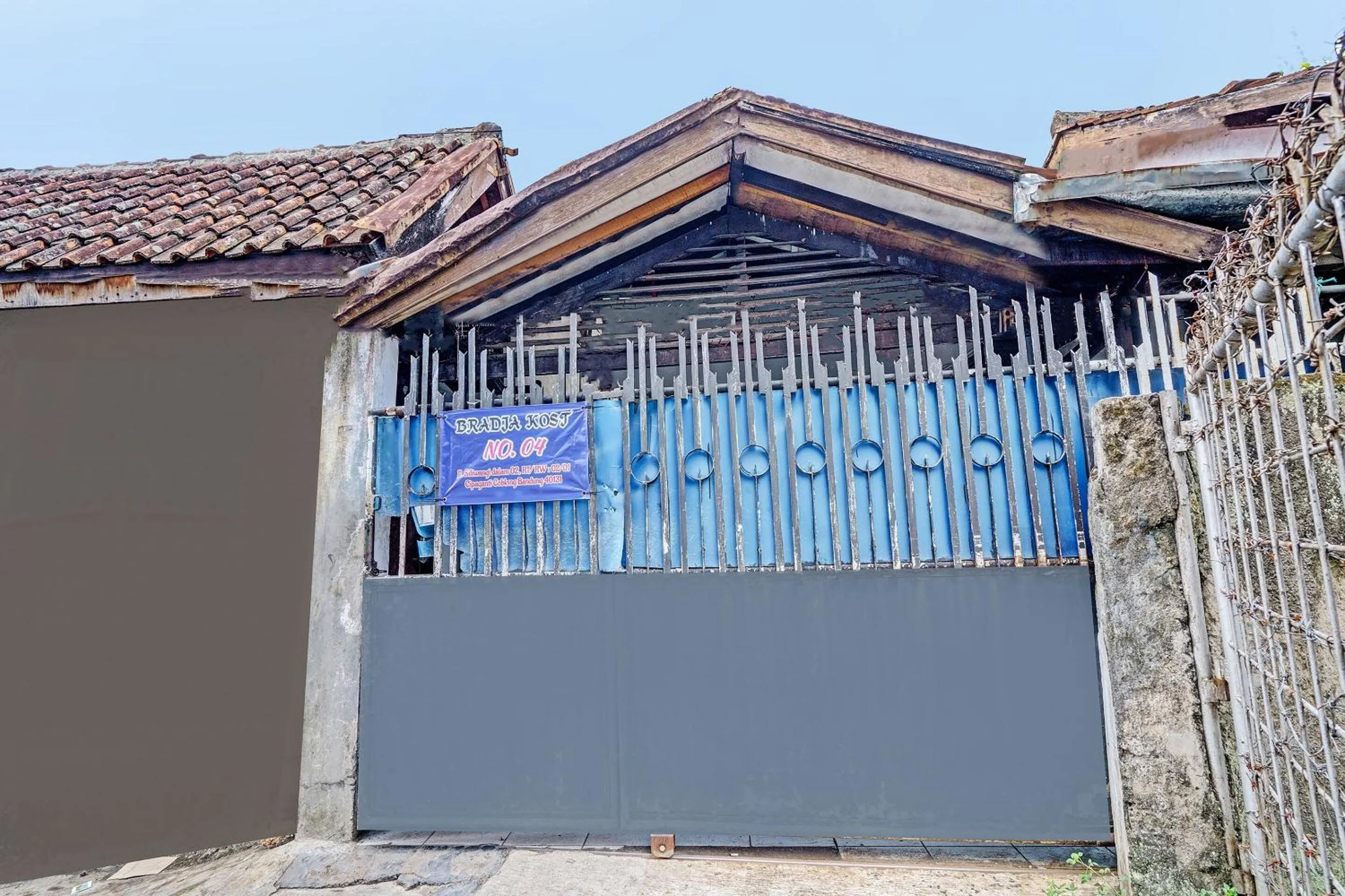 Facade/entrance in OYO Life 92709 Kost Teras Cikapundung Syariah