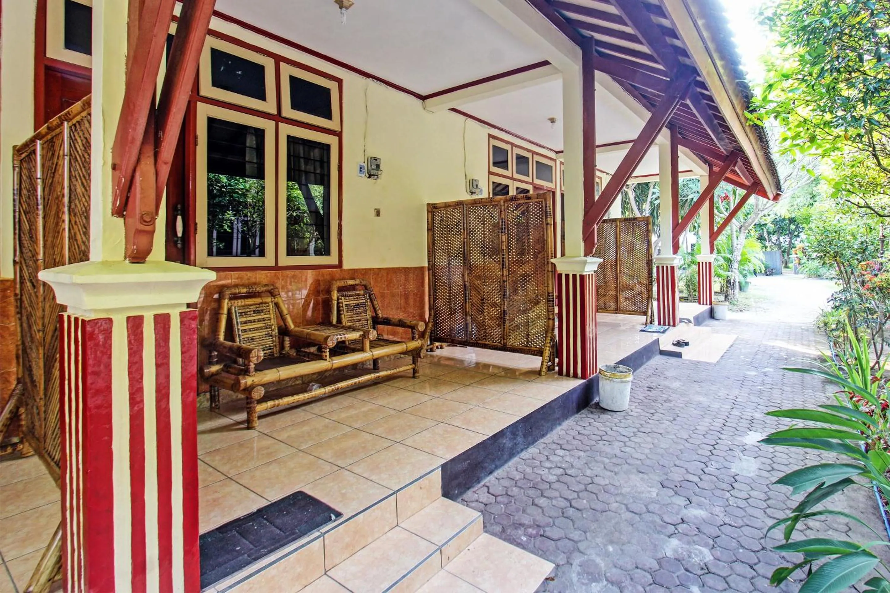 Facade/entrance in Hotel O Losmen Tjabe Merah Near Alfamart Bintaro