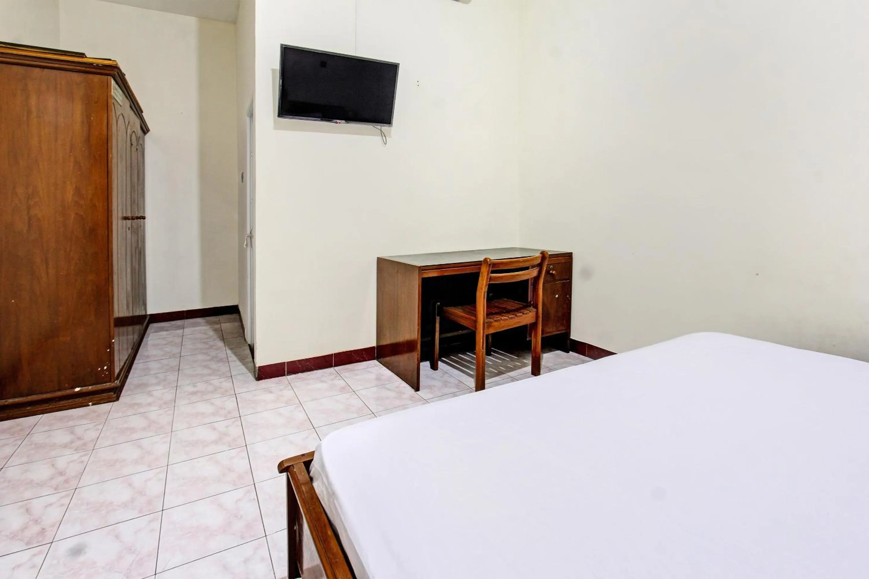 Bedroom, Bed in Hotel O Losmen Tjabe Merah Near Alfamart Bintaro