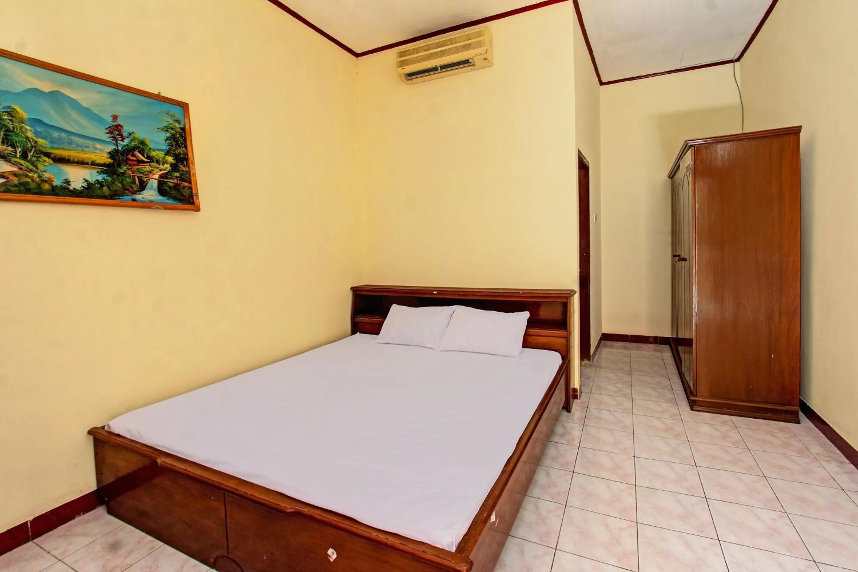 Bedroom, Bed in Hotel O Losmen Tjabe Merah Near Alfamart Bintaro