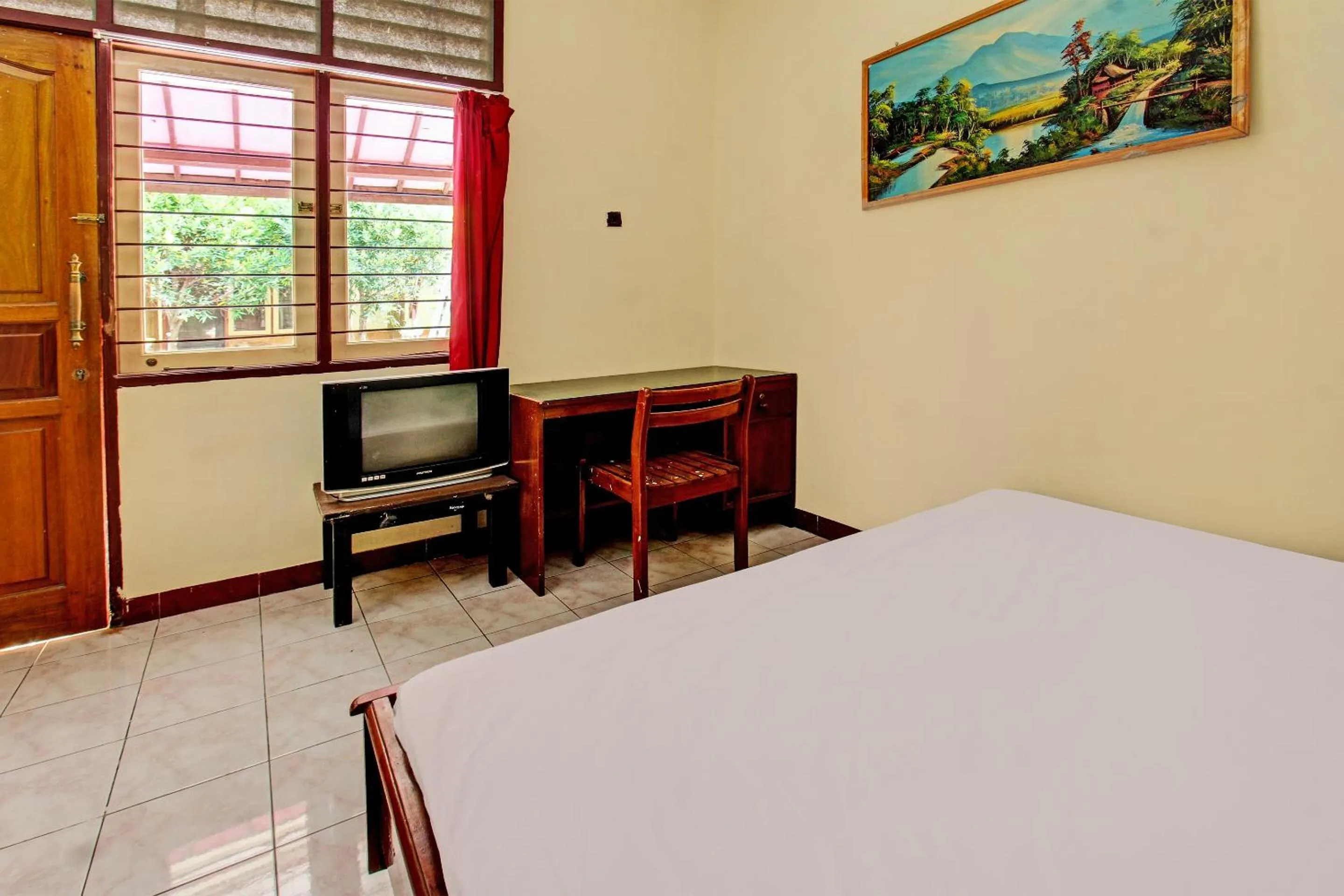Bedroom, Bed in Hotel O Losmen Tjabe Merah Near Alfamart Bintaro