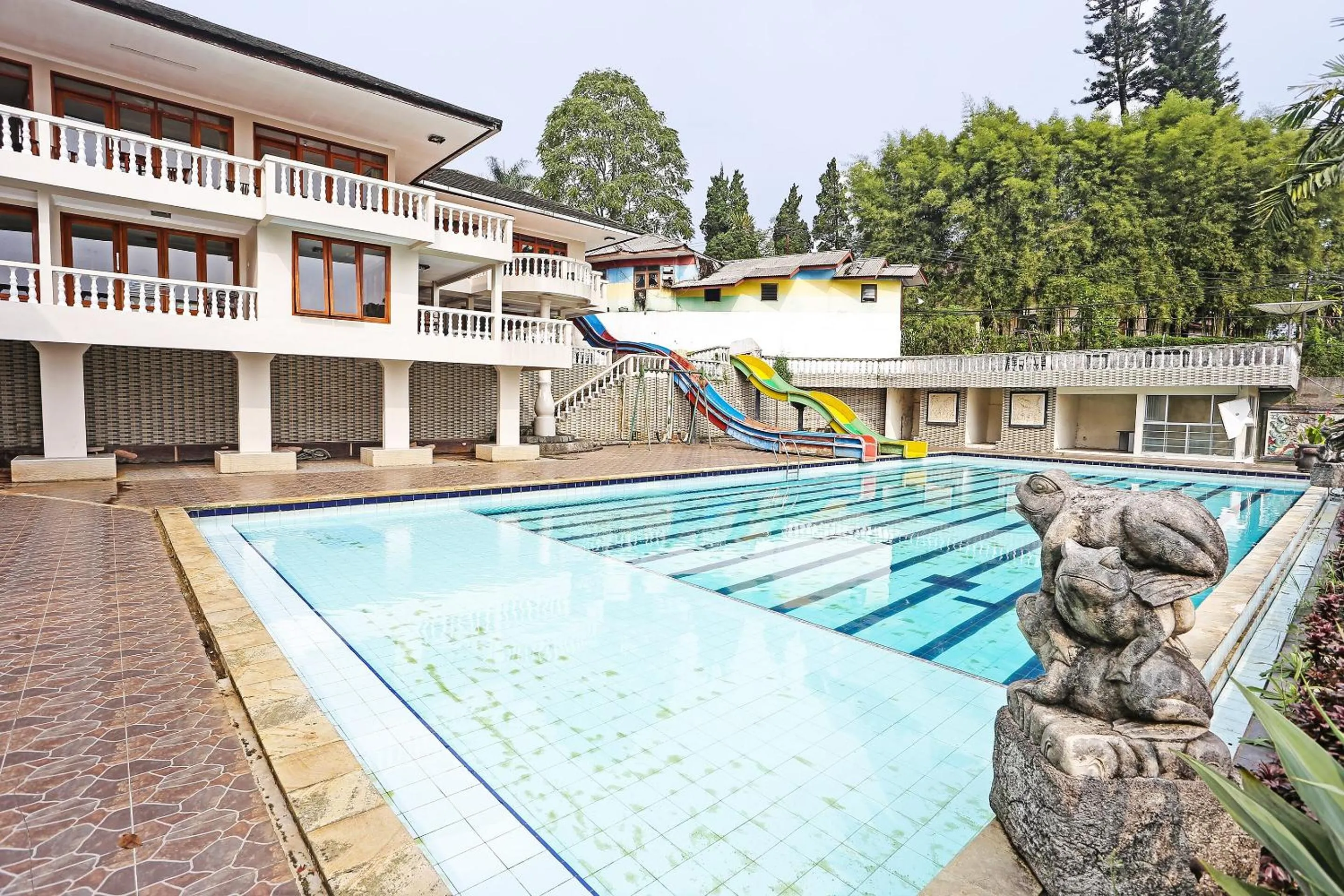Swimming pool in Hotel O Tjokro 3