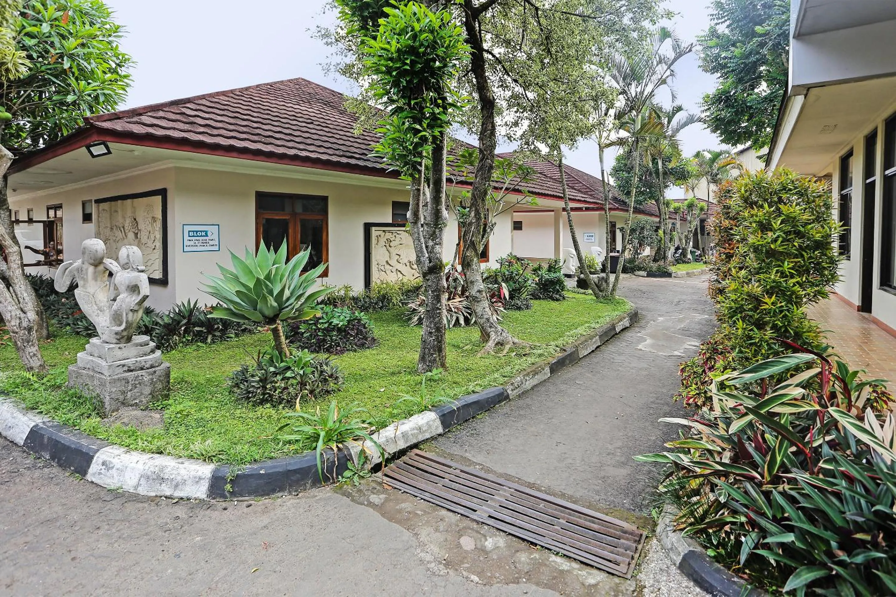 Facade/entrance in Hotel O Tjokro 3