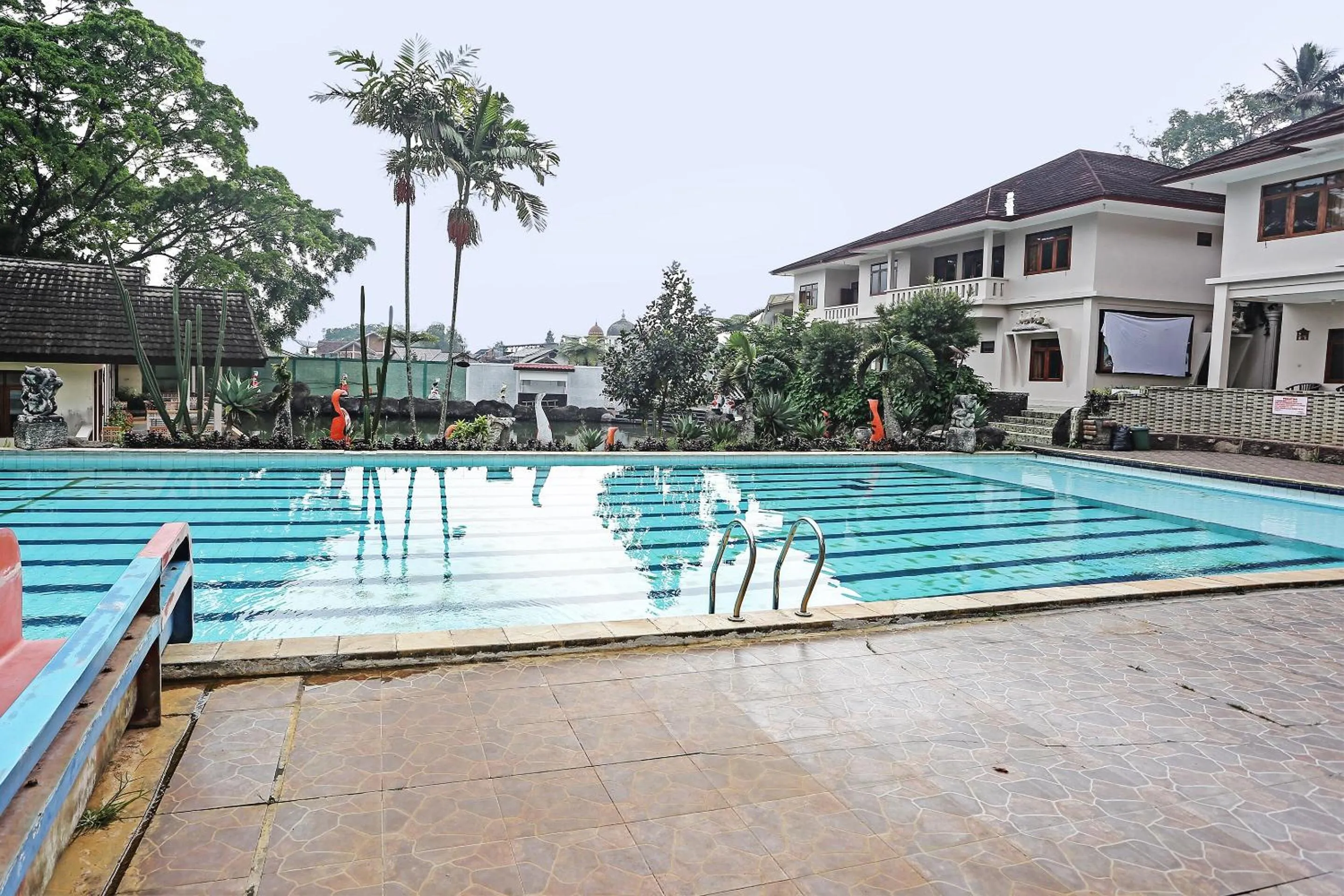 Swimming pool in Hotel O Tjokro 3