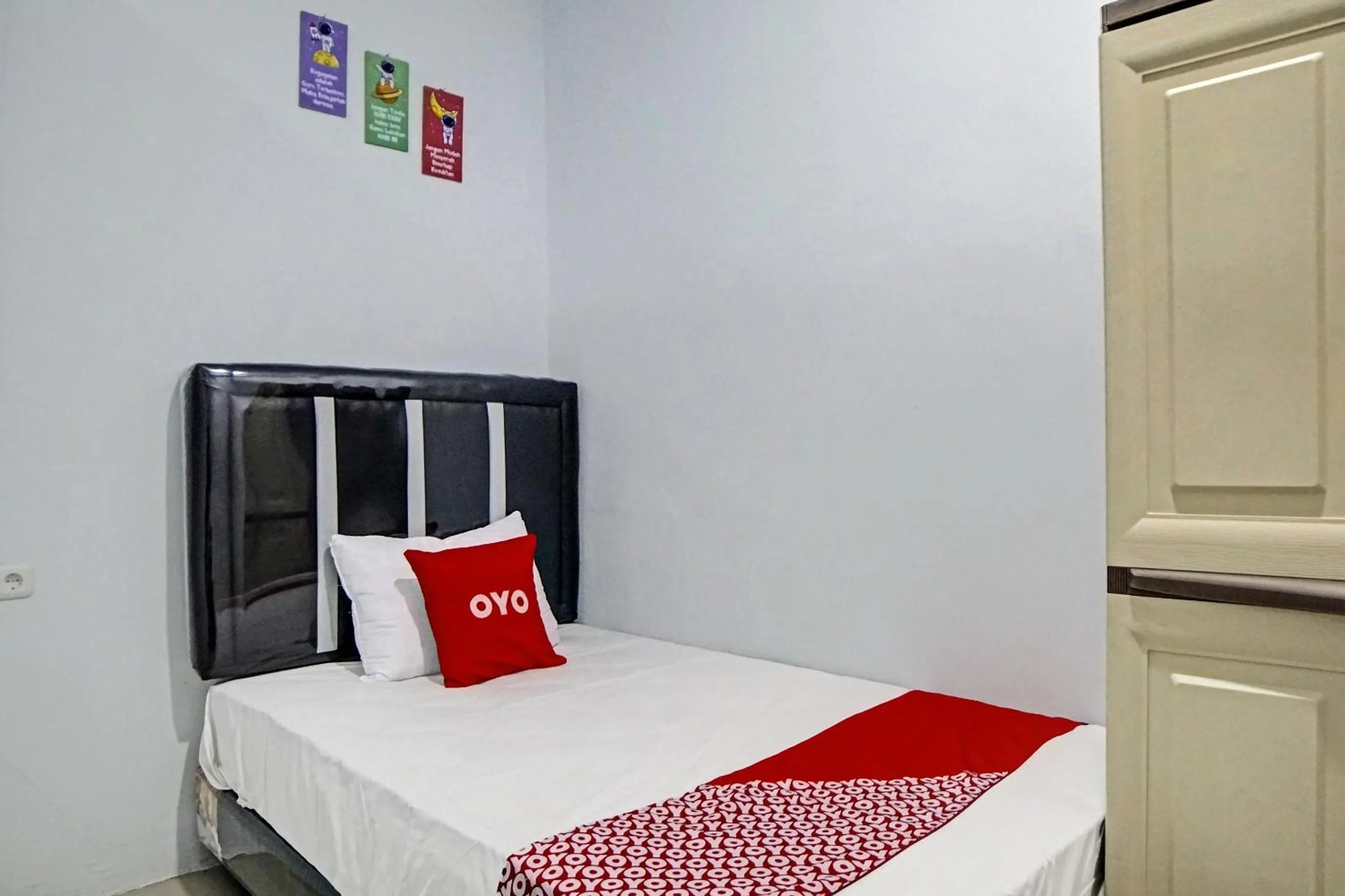 Bedroom, Bed in Hotel O Planet Guest House Syariah