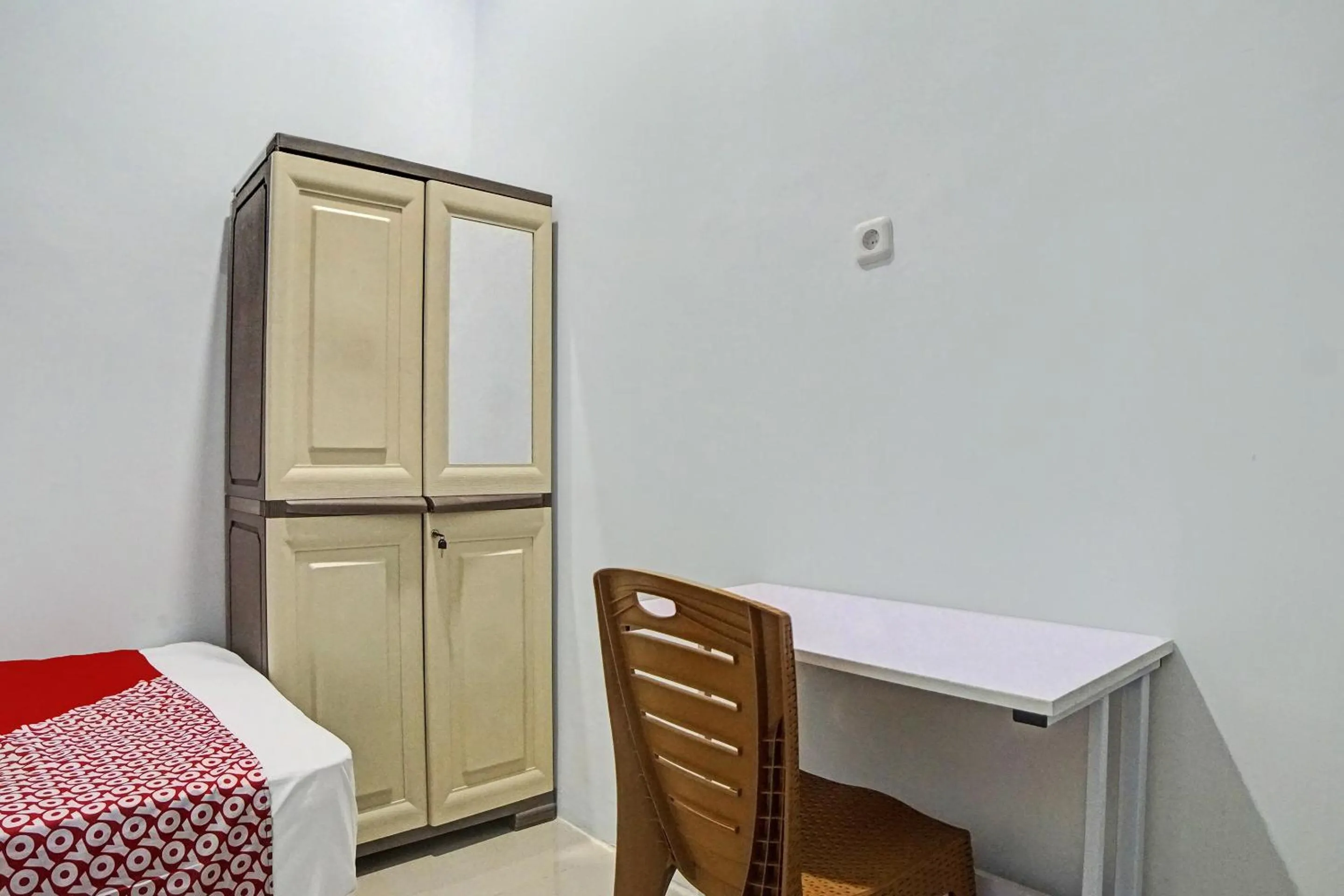 Bedroom, Bed in Hotel O Planet Guest House Syariah