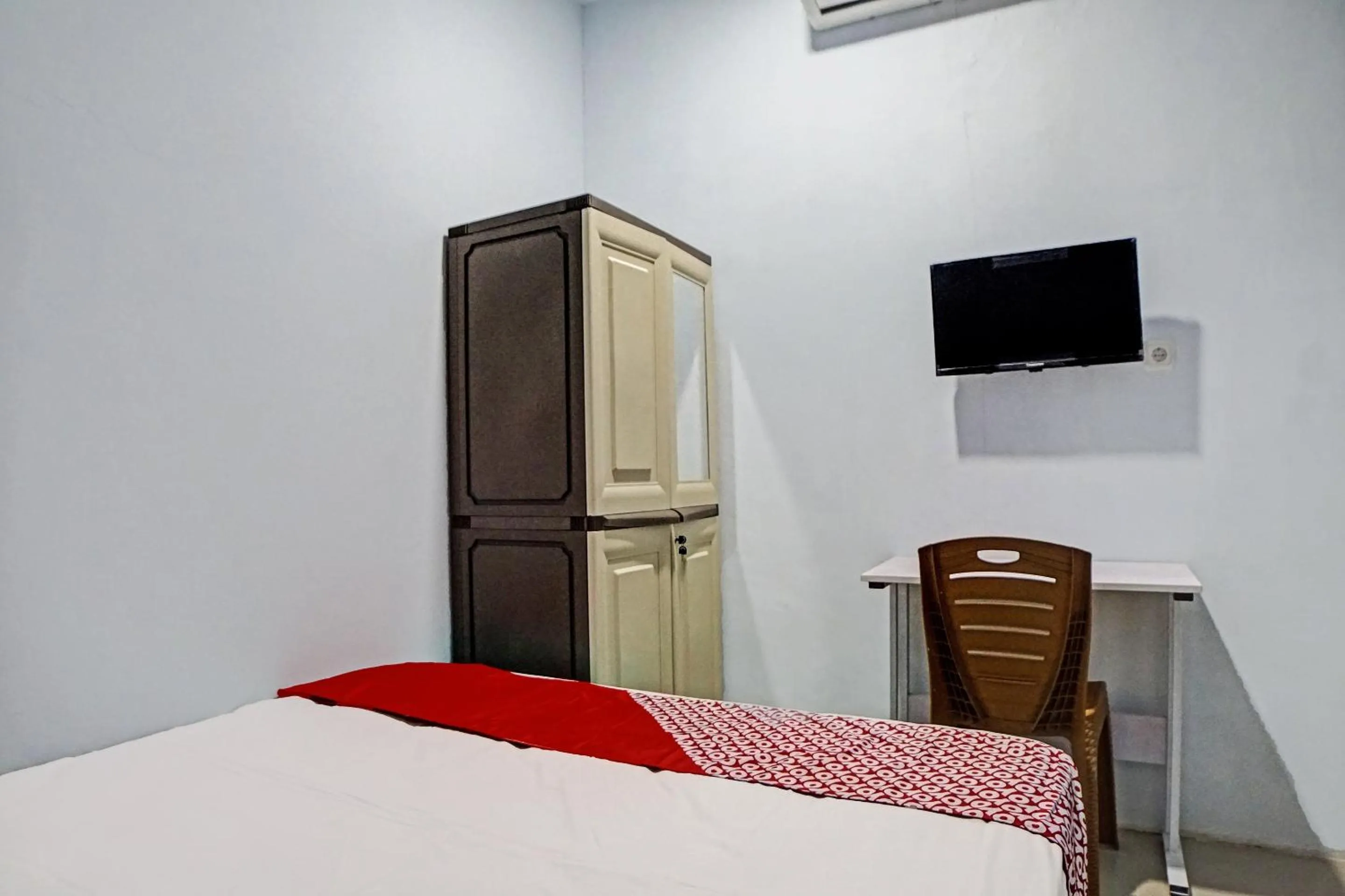 Bedroom, Bed in Hotel O Planet Guest House Syariah