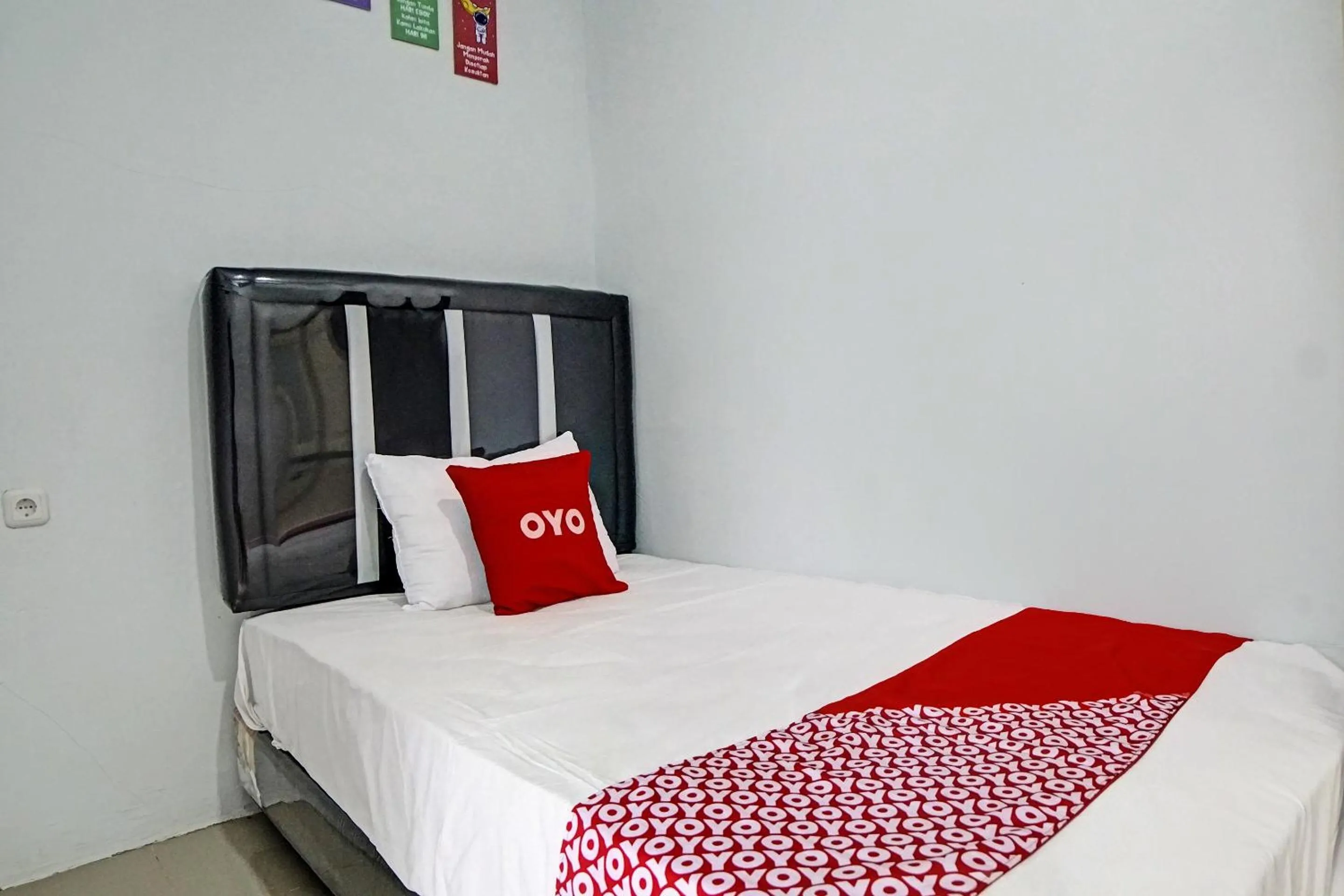 Bedroom, Bed in Hotel O Planet Guest House Syariah