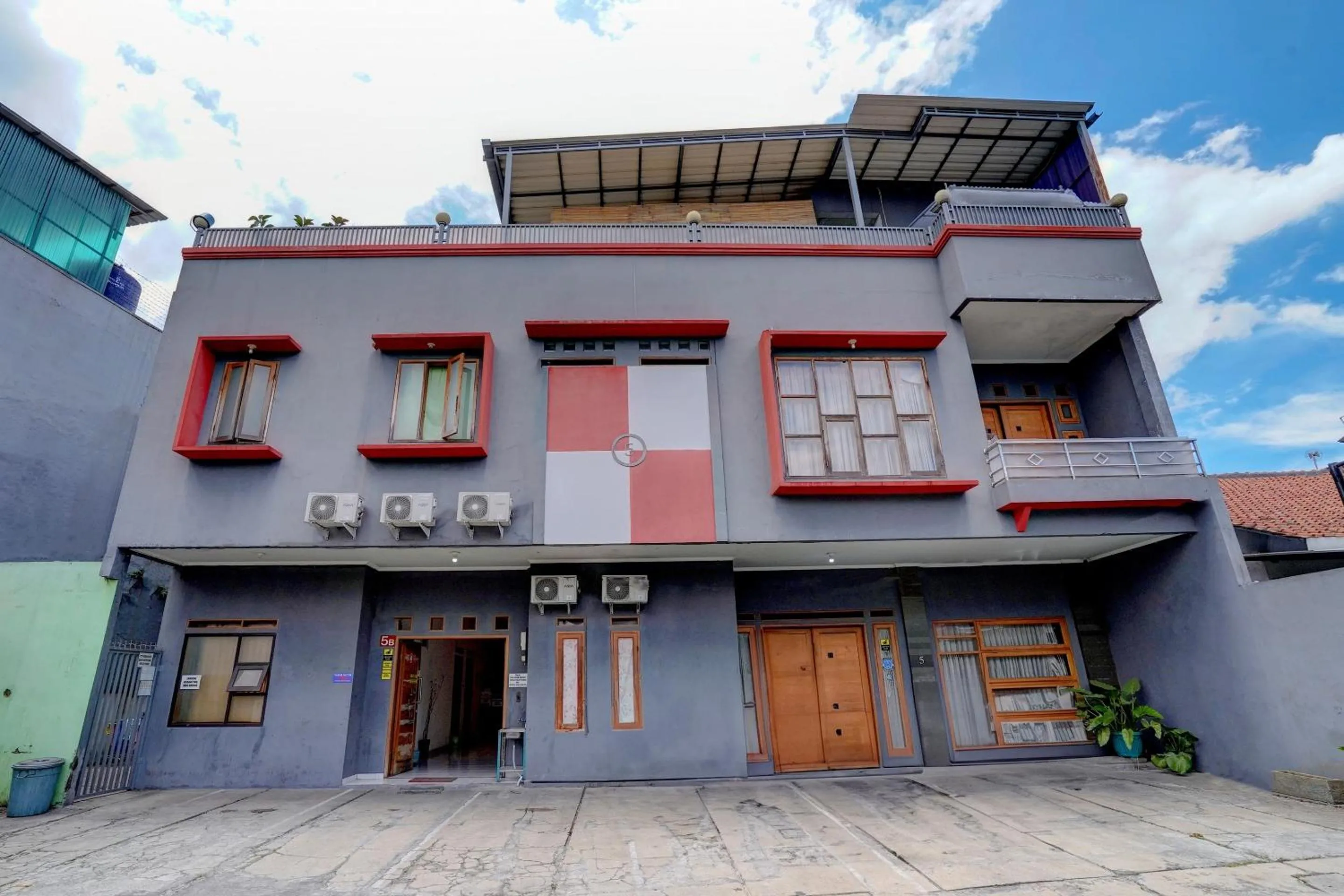 Facade/entrance in OYO 92725 Regol Srimahi Residence