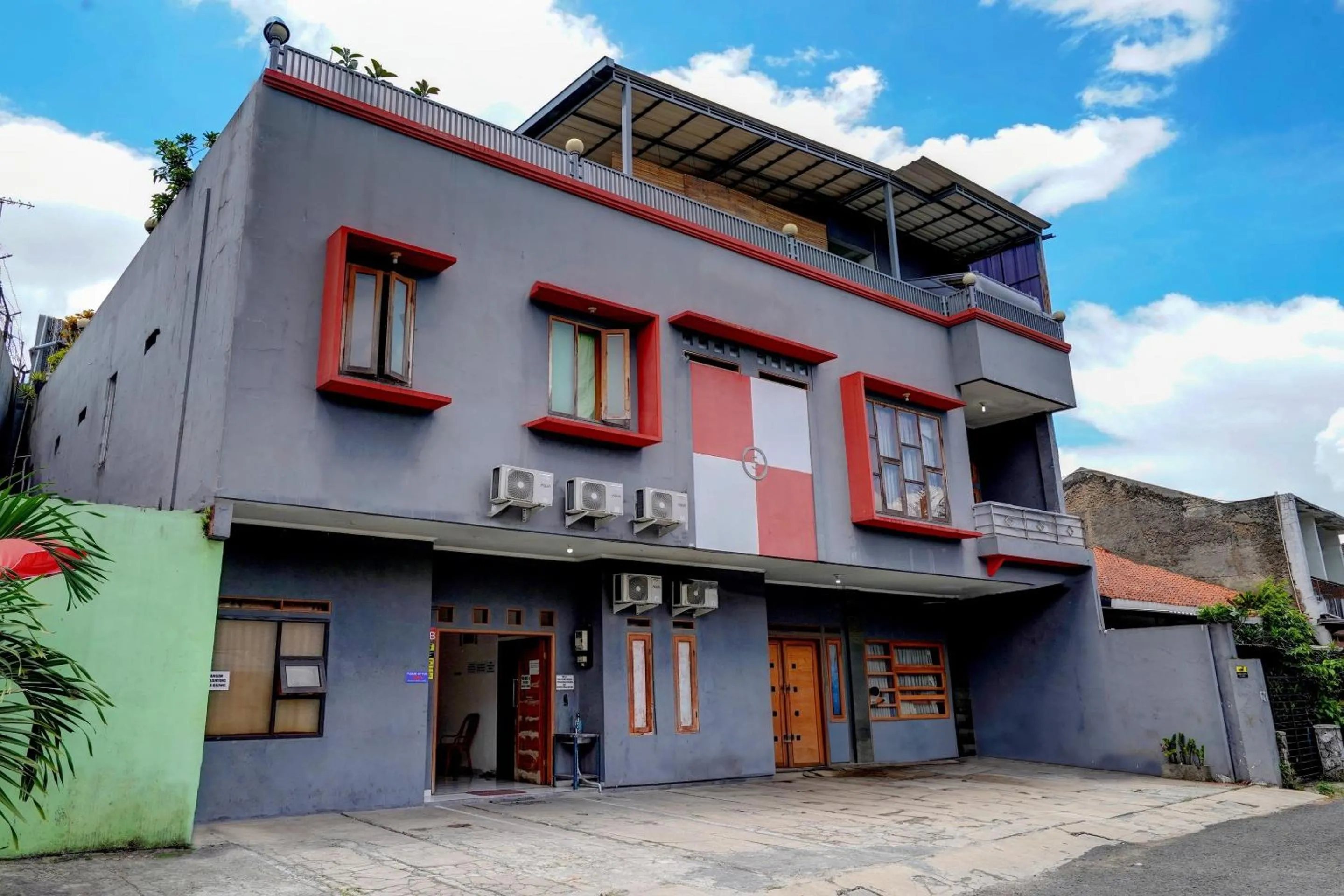 Facade/entrance in OYO 92725 Regol Srimahi Residence