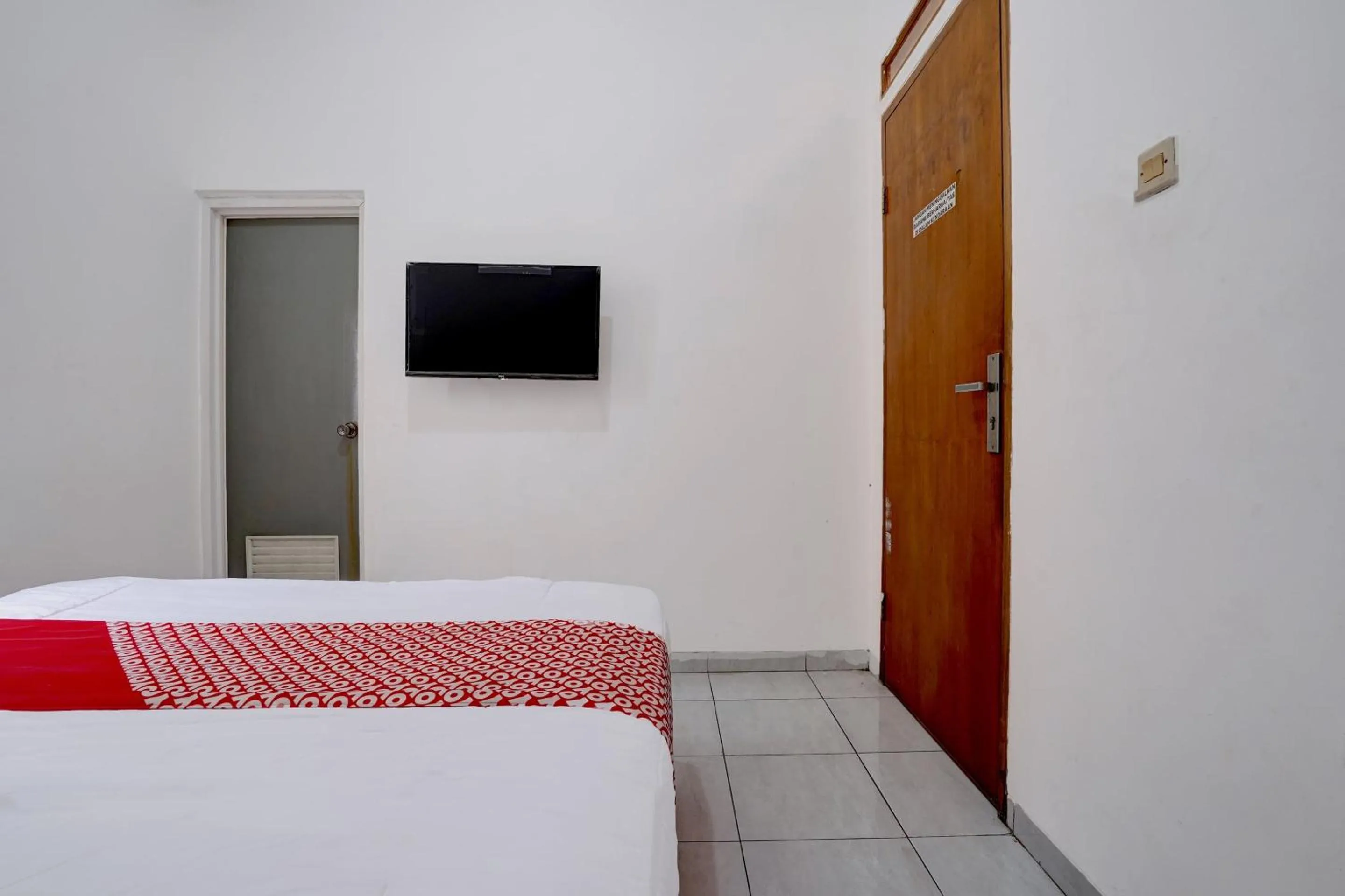 Bedroom in OYO 92725 Regol Srimahi Residence