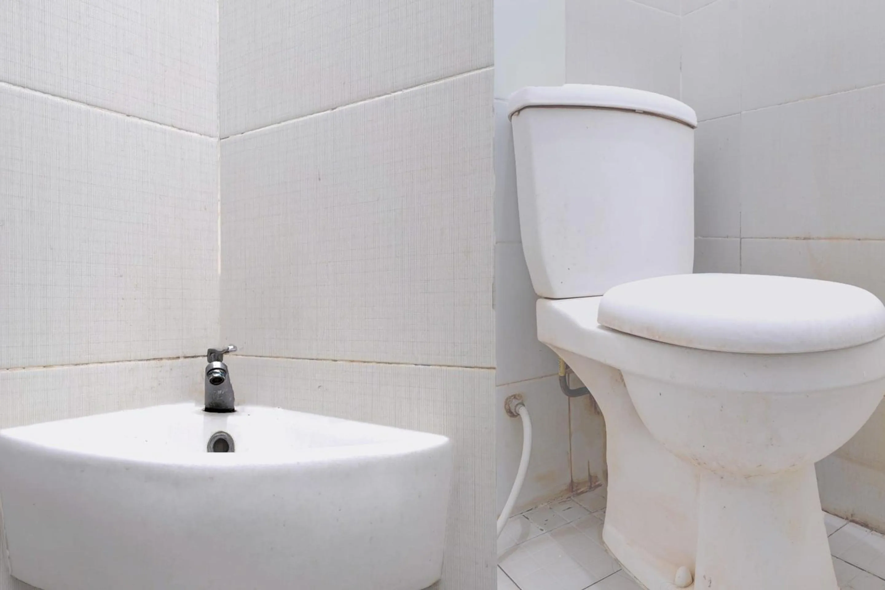 Bathroom in OYO 92725 Regol Srimahi Residence