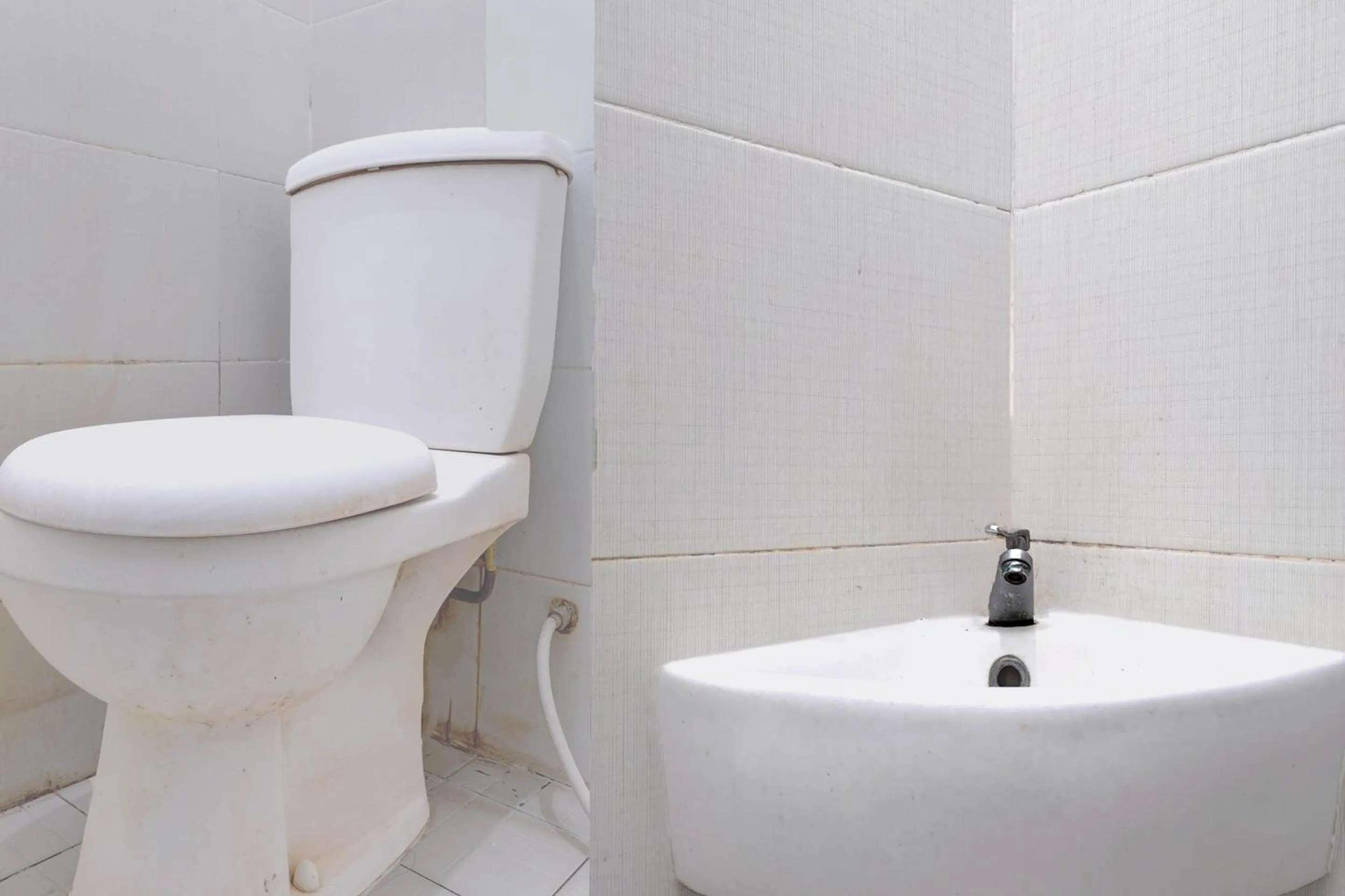 Bathroom in OYO 92725 Regol Srimahi Residence