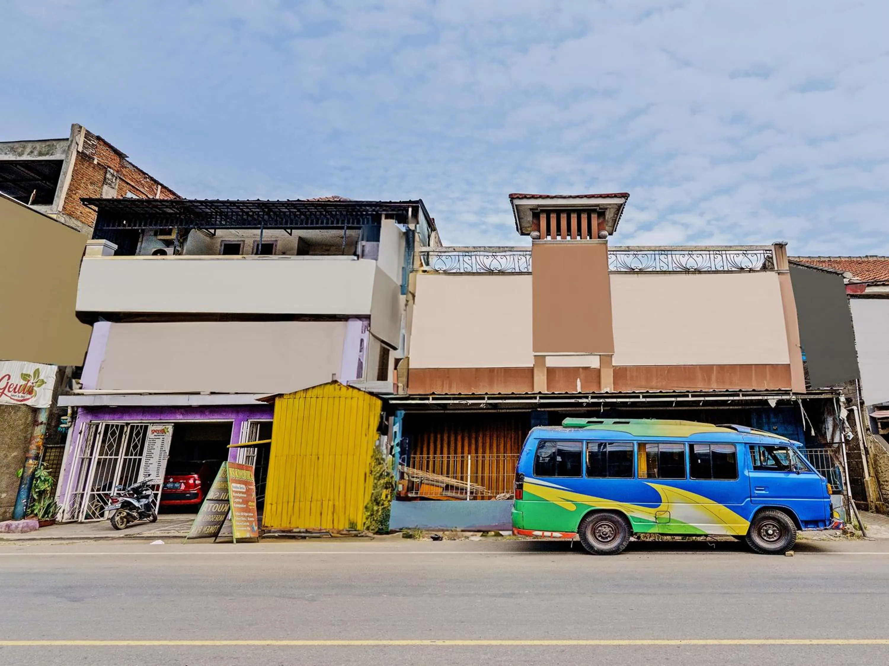 Facade/entrance in Hotel O Geulis Guest House Syariah