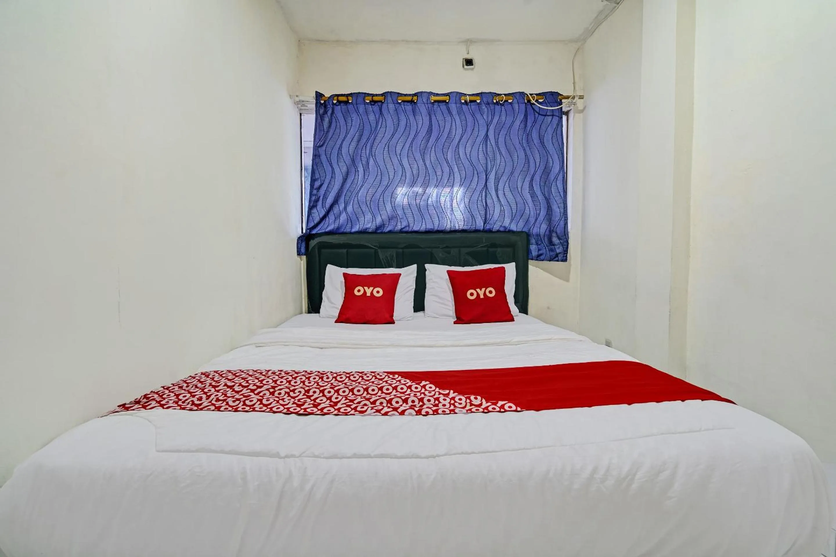 Bedroom in Hotel O Geulis Guest House Syariah