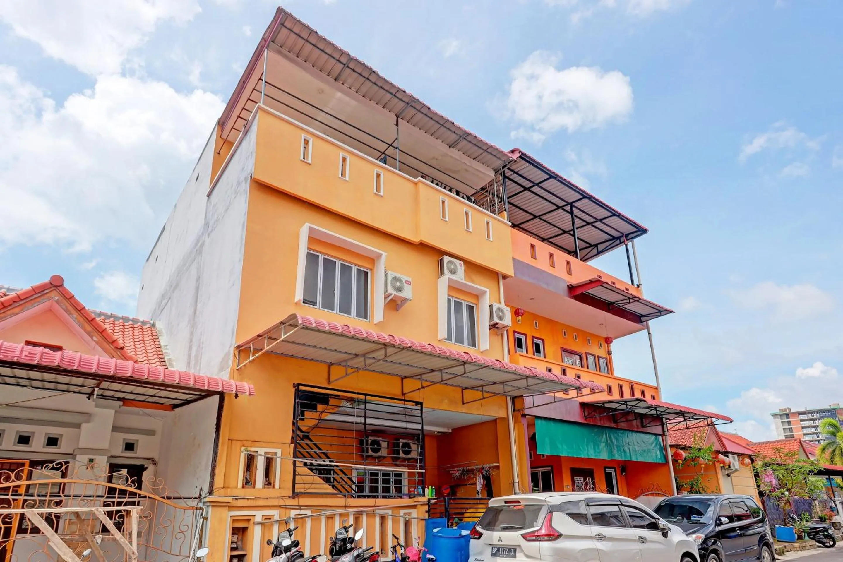 Facade/entrance in Hotel O Octav Homestay