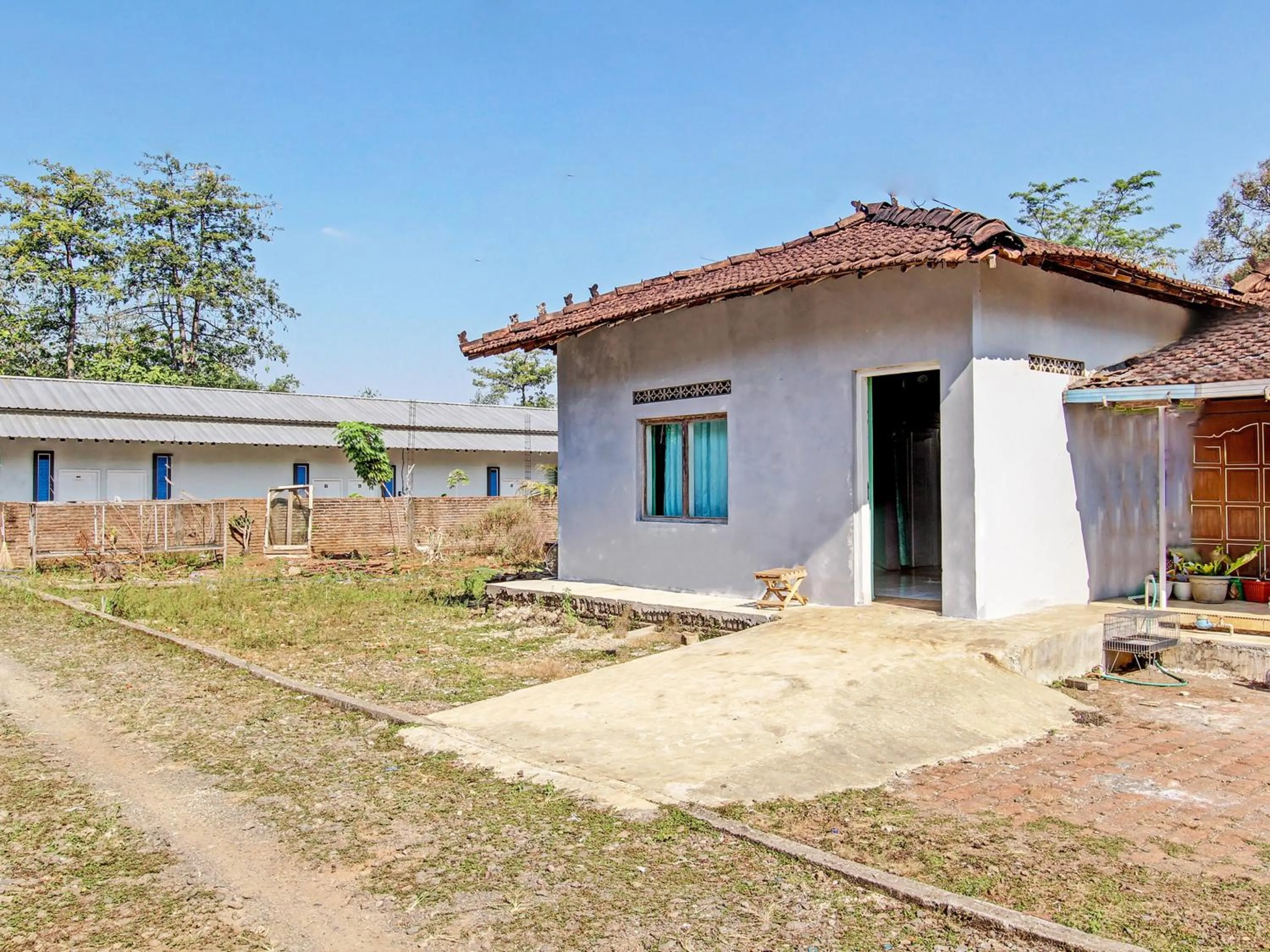 Facade/entrance in Hotel O Wisma Bani Pandi Syariah