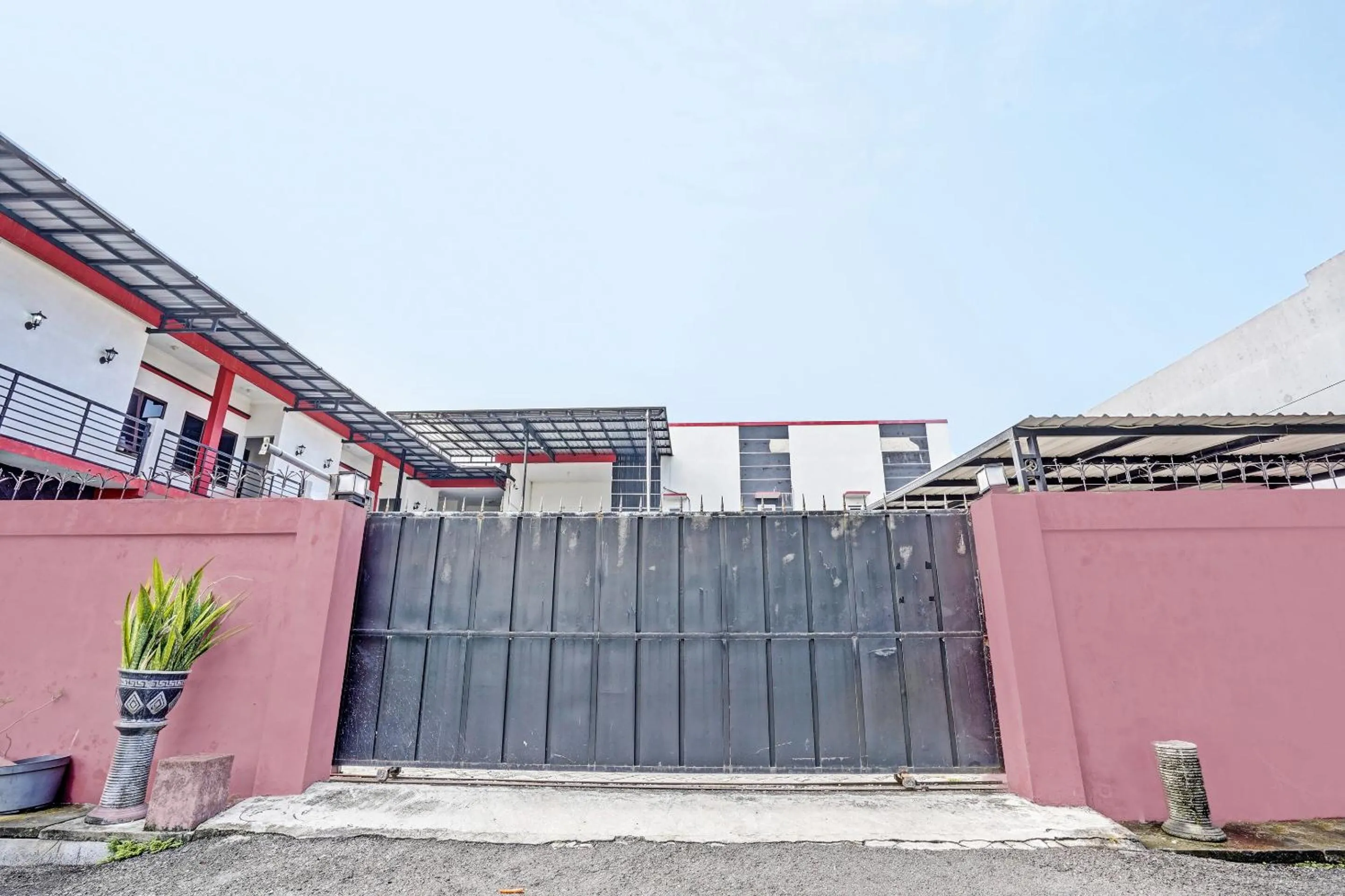 Facade/entrance in OYO 92736 Bougenville Rover