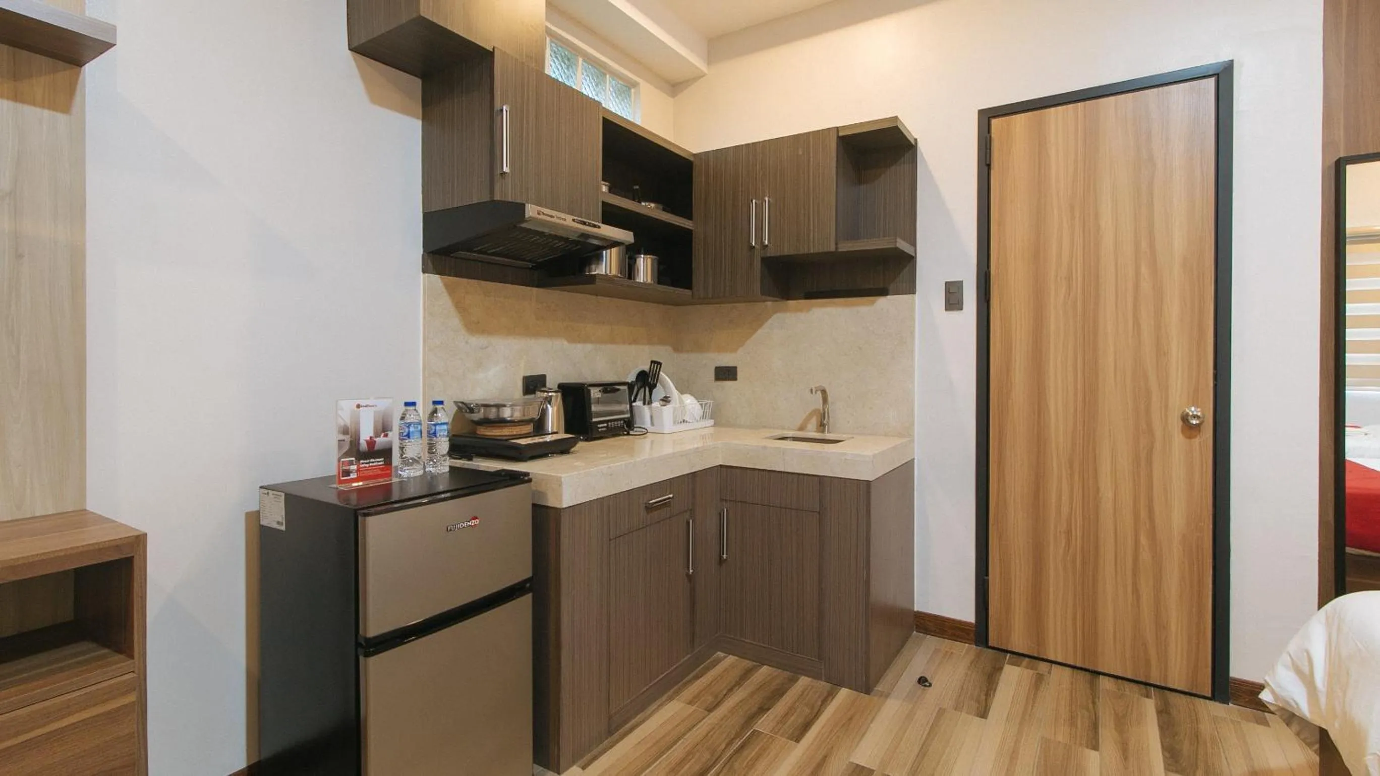 Kitchen or kitchenette in RedDoorz Plus @ Bez Tower and Residences San Juan