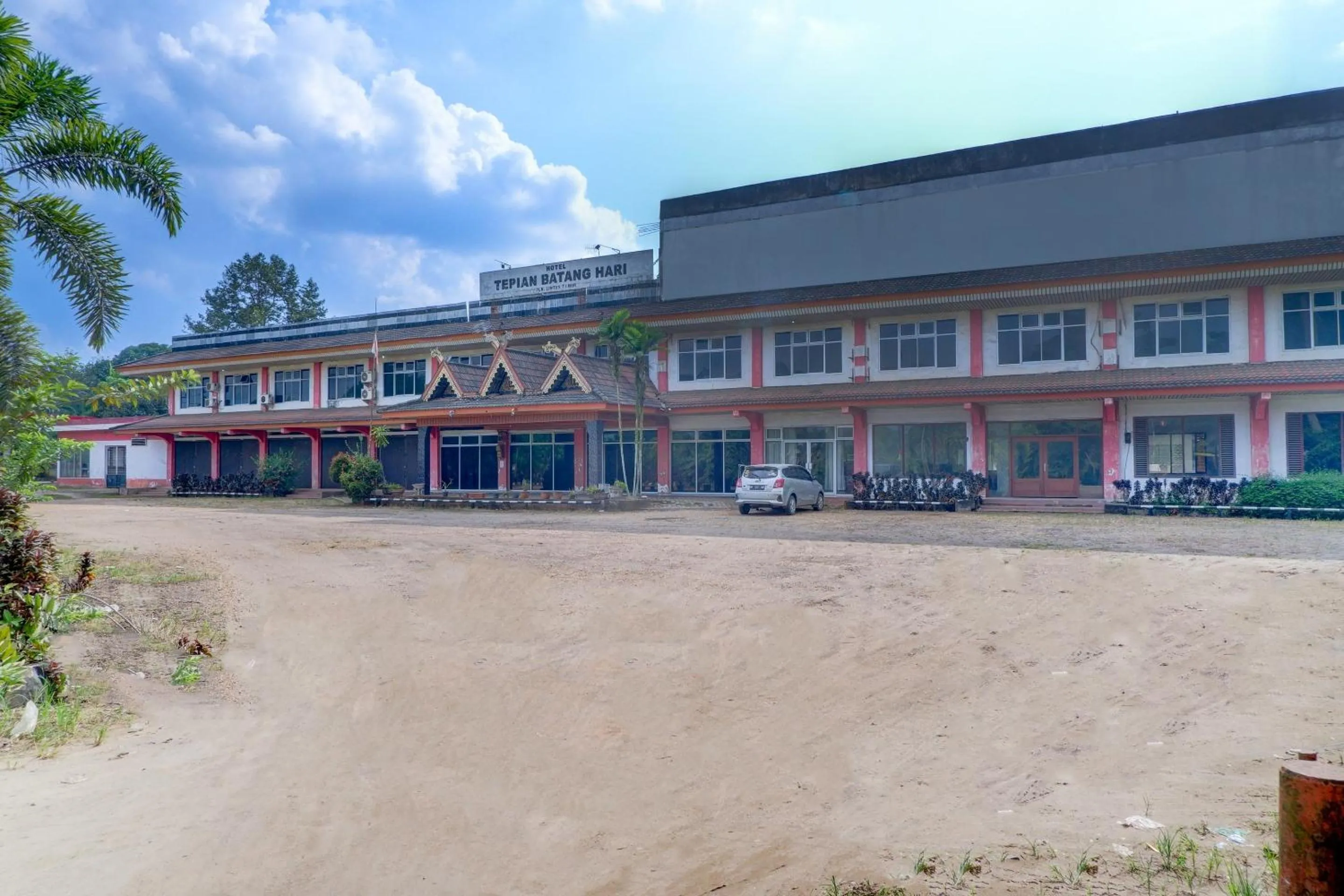 Facade/entrance in Hotel O Tepian Batang Hari