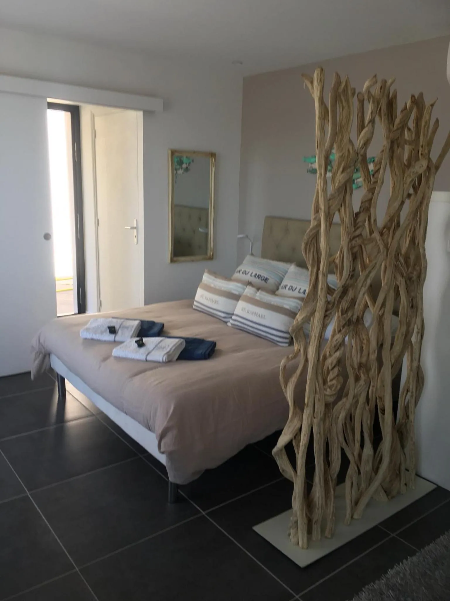 Deluxe Double Room with Balcony and Sea View in Villa Louancelie B&B