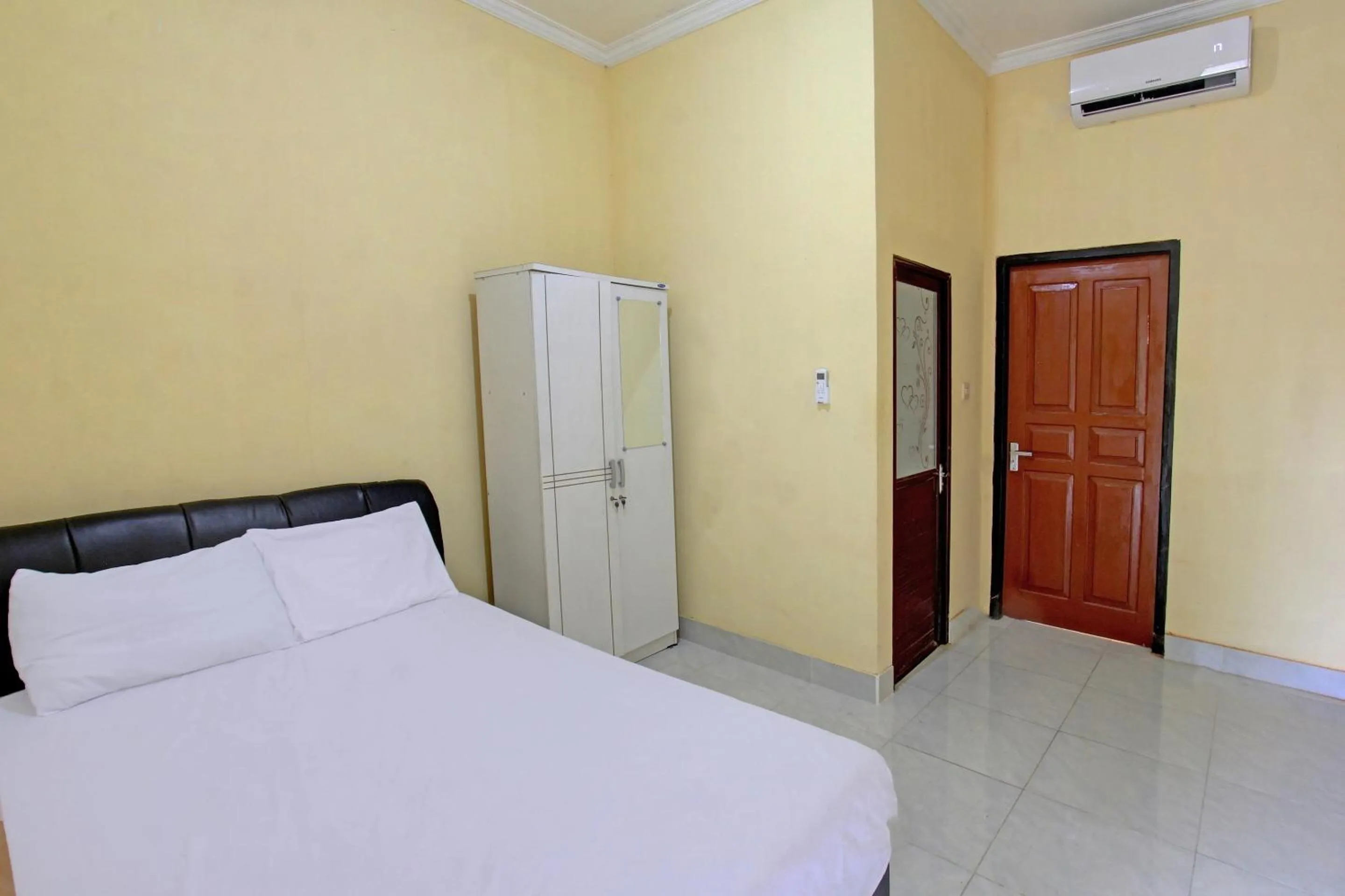 Bedroom, Bed in Hotel O Kos Moncok