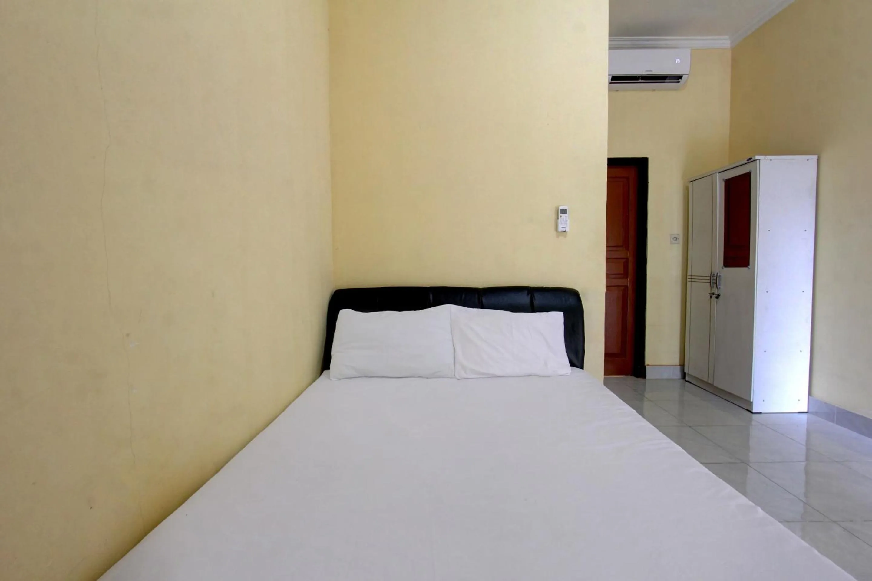 Bedroom, Bed in Hotel O Kos Moncok