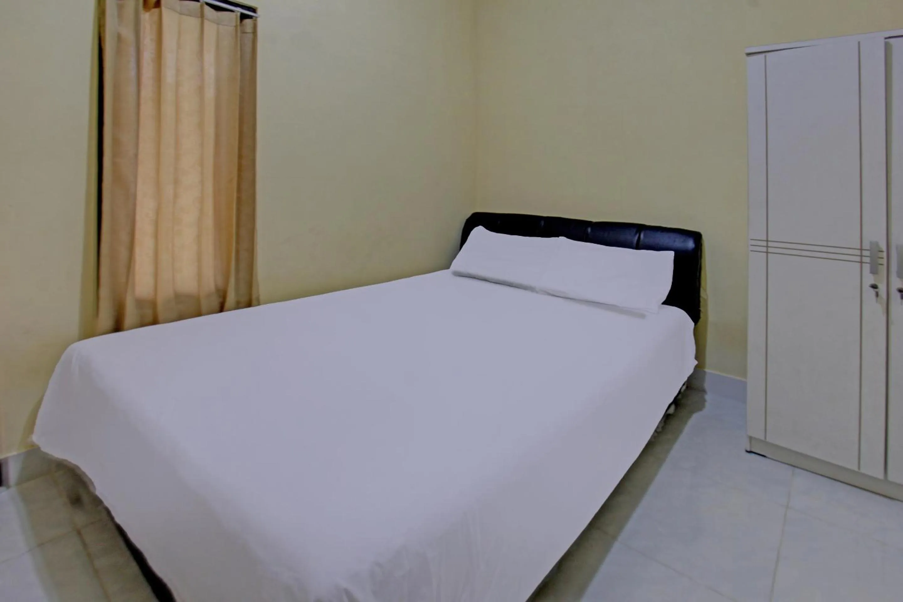 Bedroom, Bed in Hotel O Kos Moncok