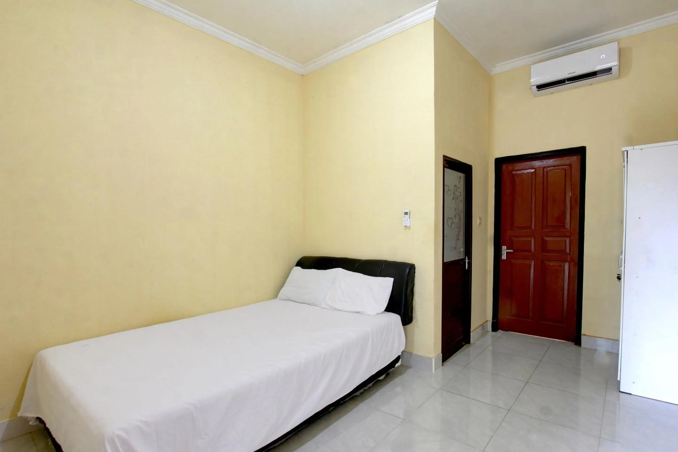 Bedroom, Bed in Hotel O Kos Moncok