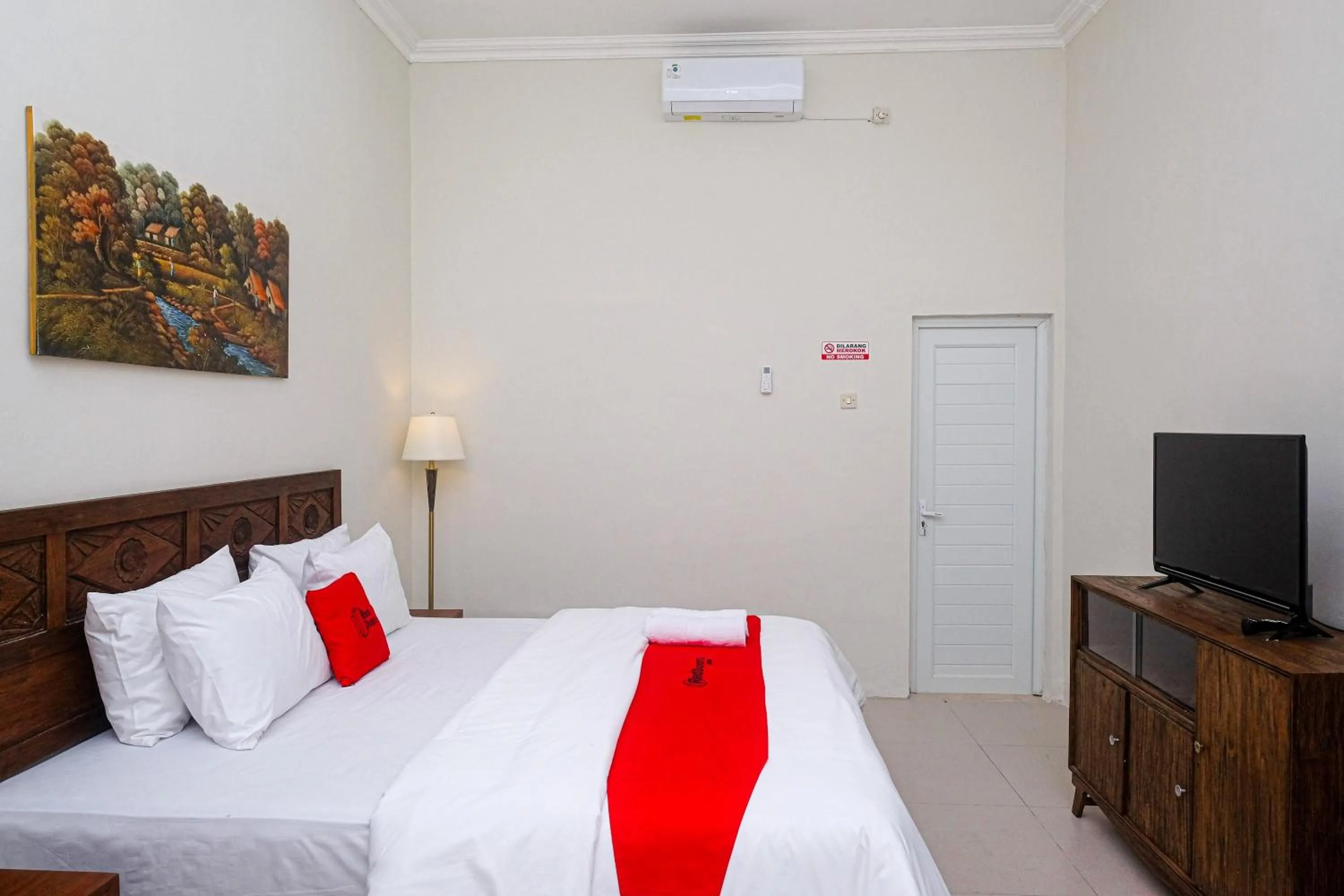 Bed in RedDoorz Syariah near Stasiun Klaten