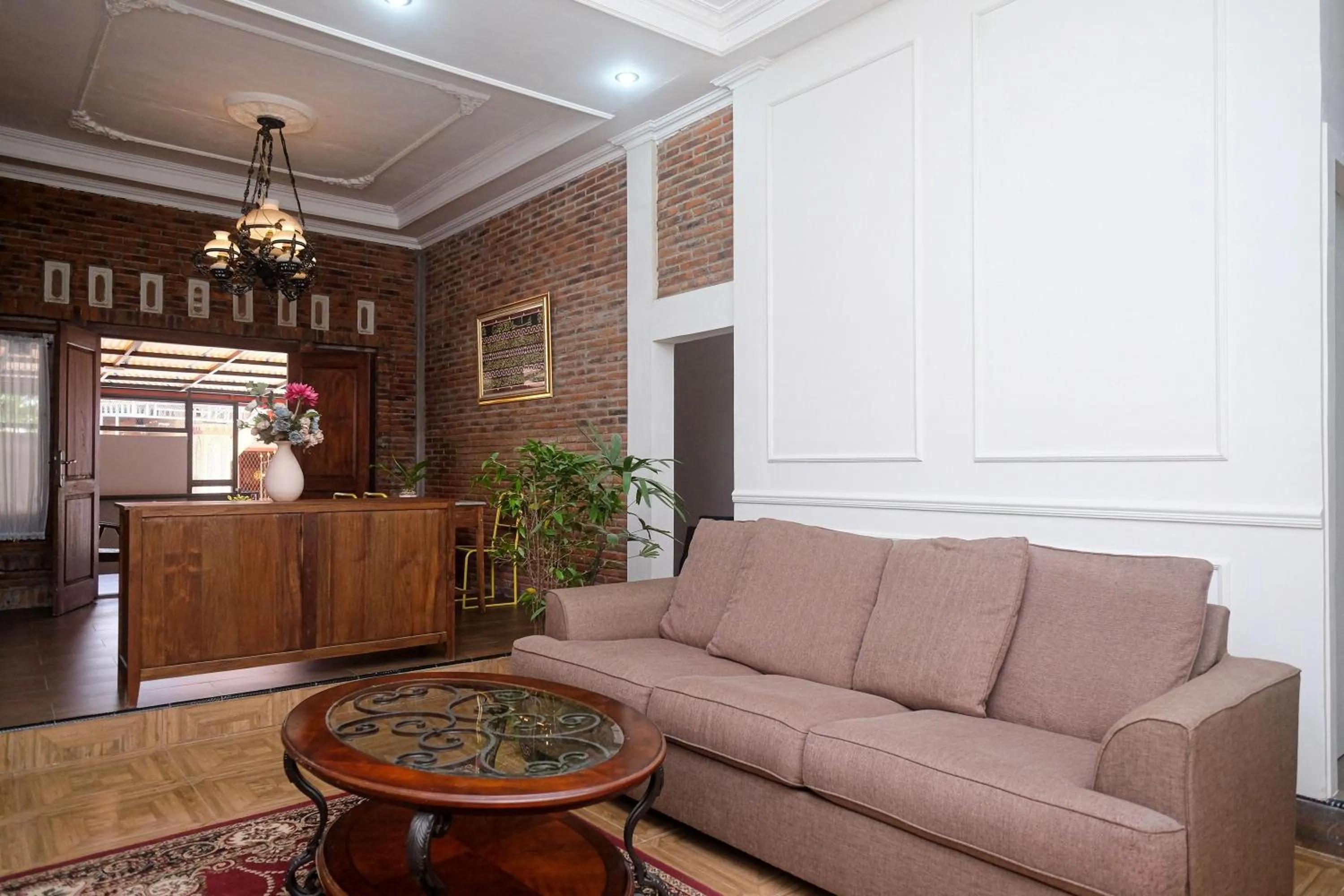 Seating area in RedDoorz Syariah near Stasiun Klaten