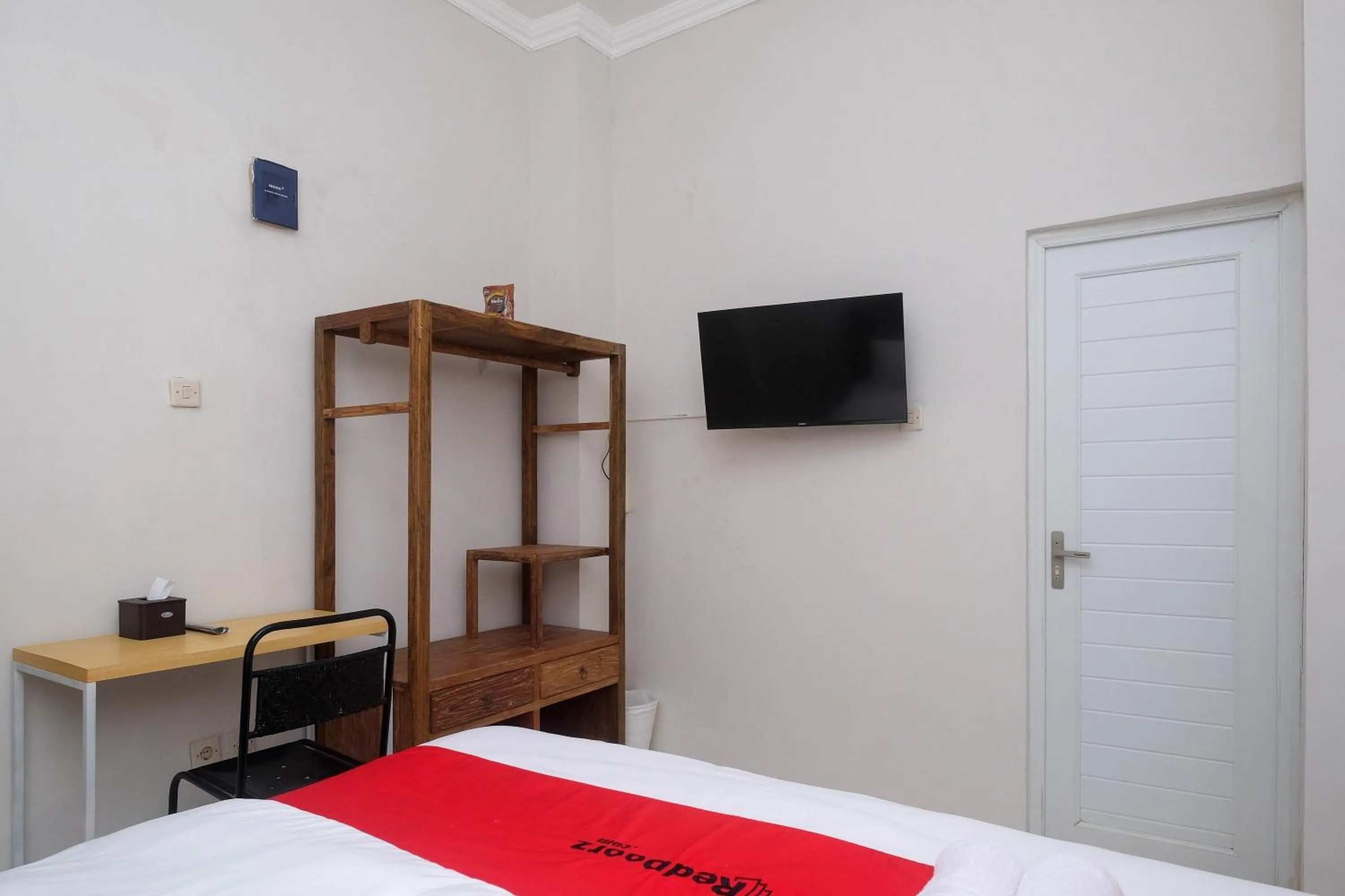 TV and multimedia in RedDoorz Syariah near Stasiun Klaten