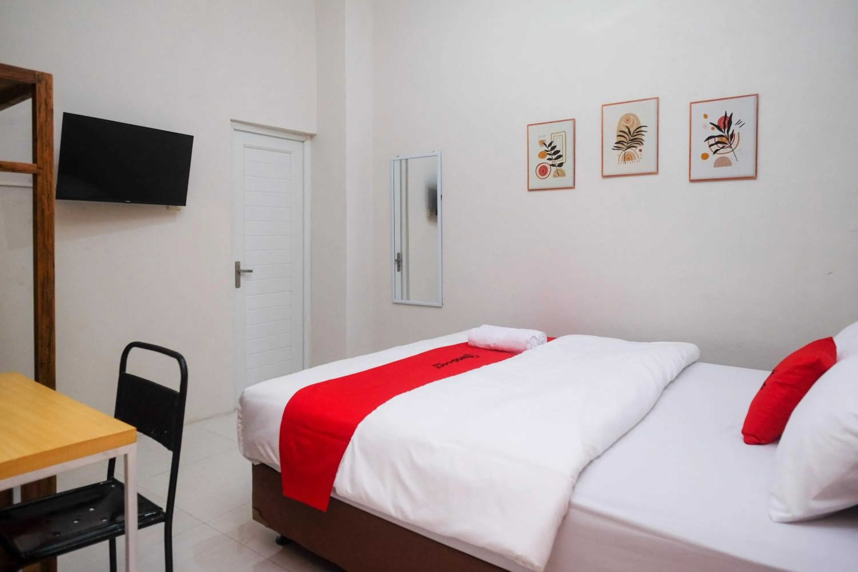 Bed in RedDoorz Syariah near Stasiun Klaten
