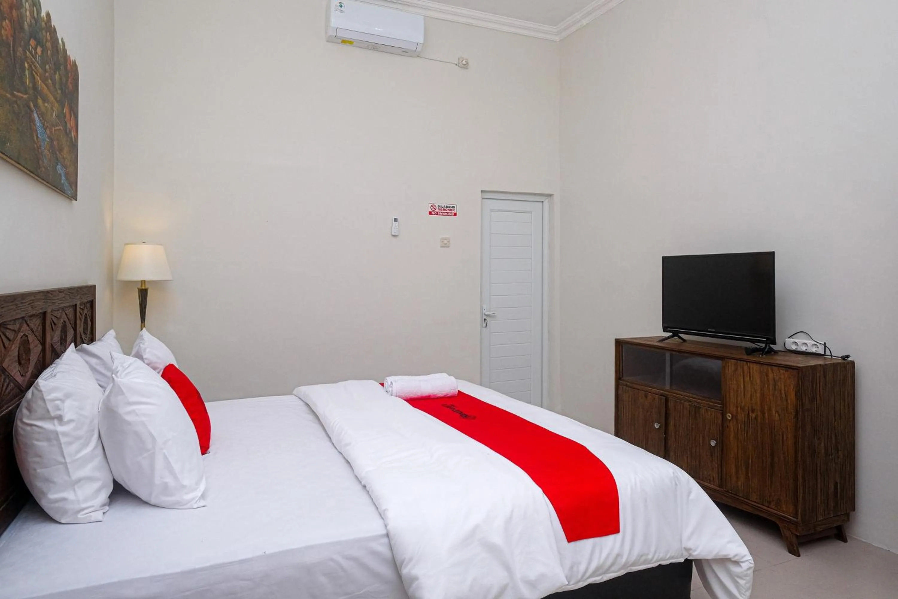 Bed in RedDoorz Syariah near Stasiun Klaten