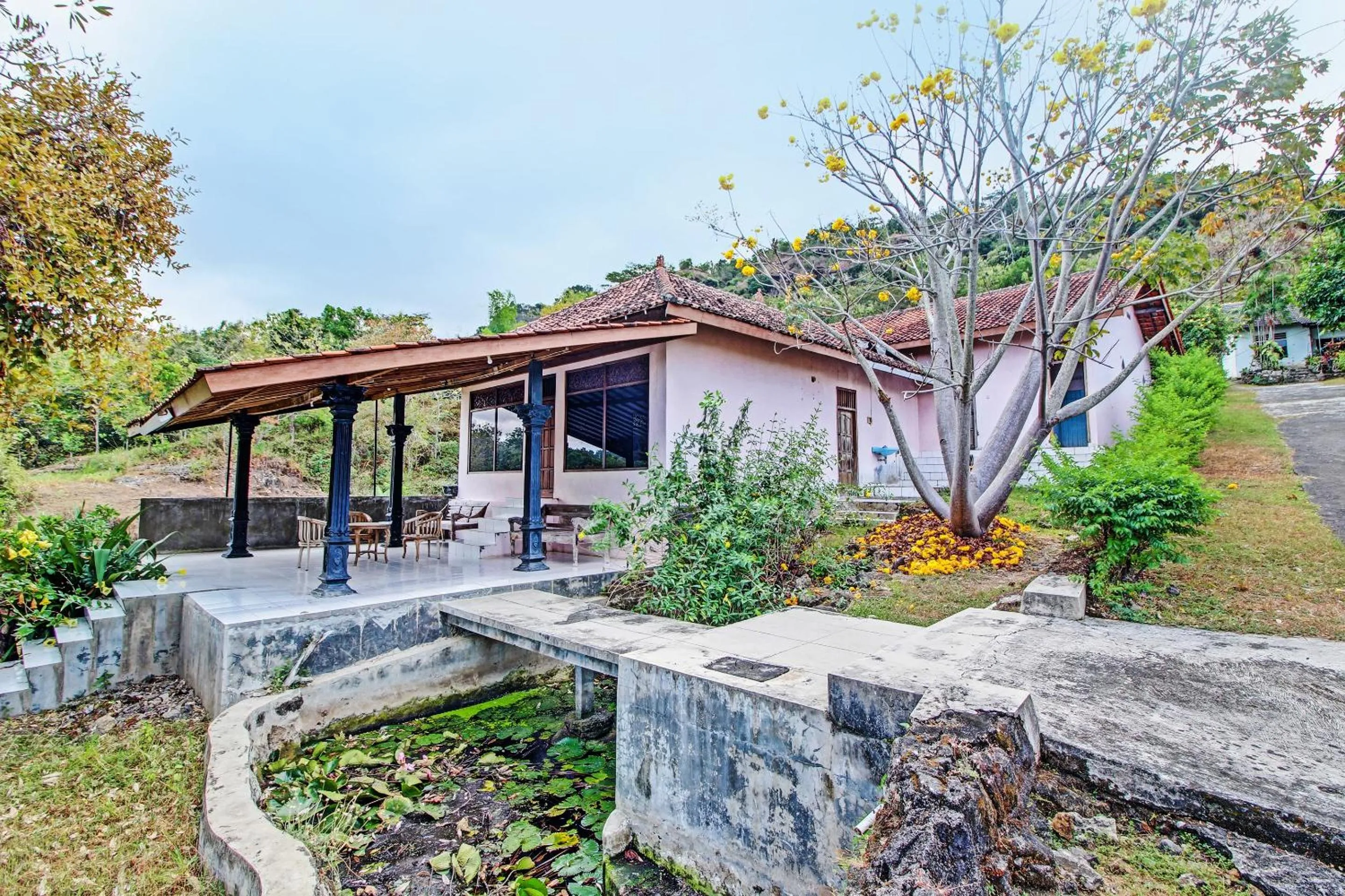 Facade/entrance in Hotel O Sendang Asri