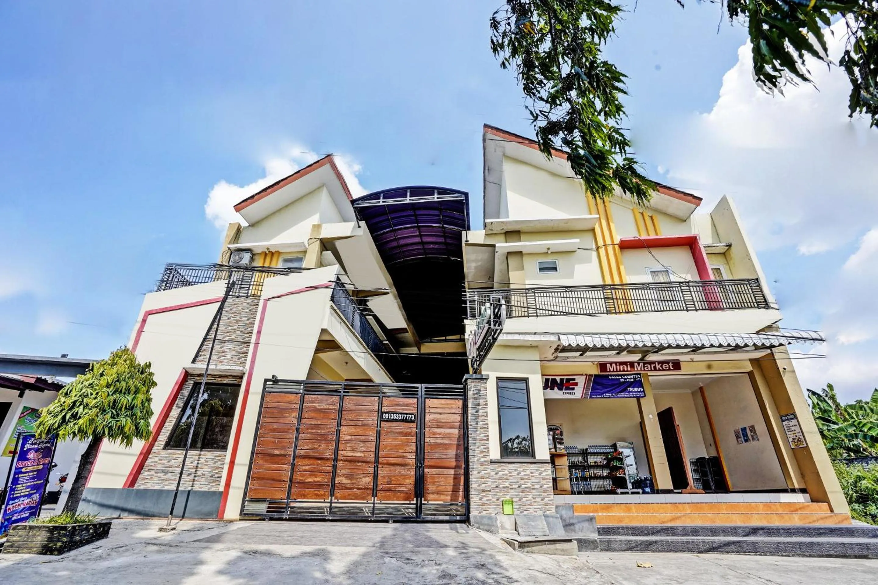 Facade/entrance in OYO Life 92773 Griya Trubus Syariah