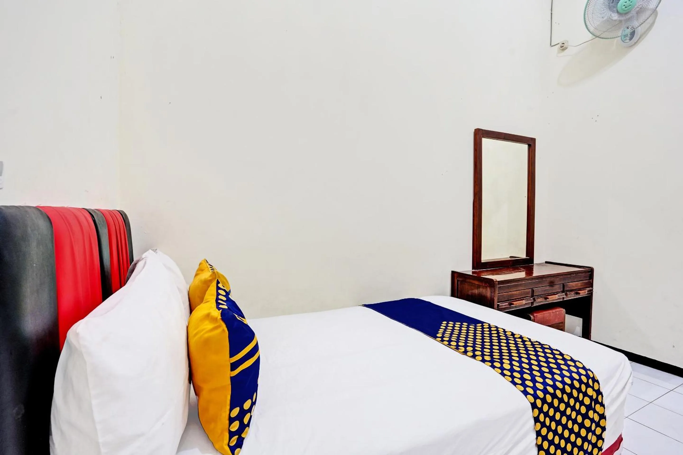 Bedroom, Bed in OYO Life 92785 Wisma Trubus Syariah