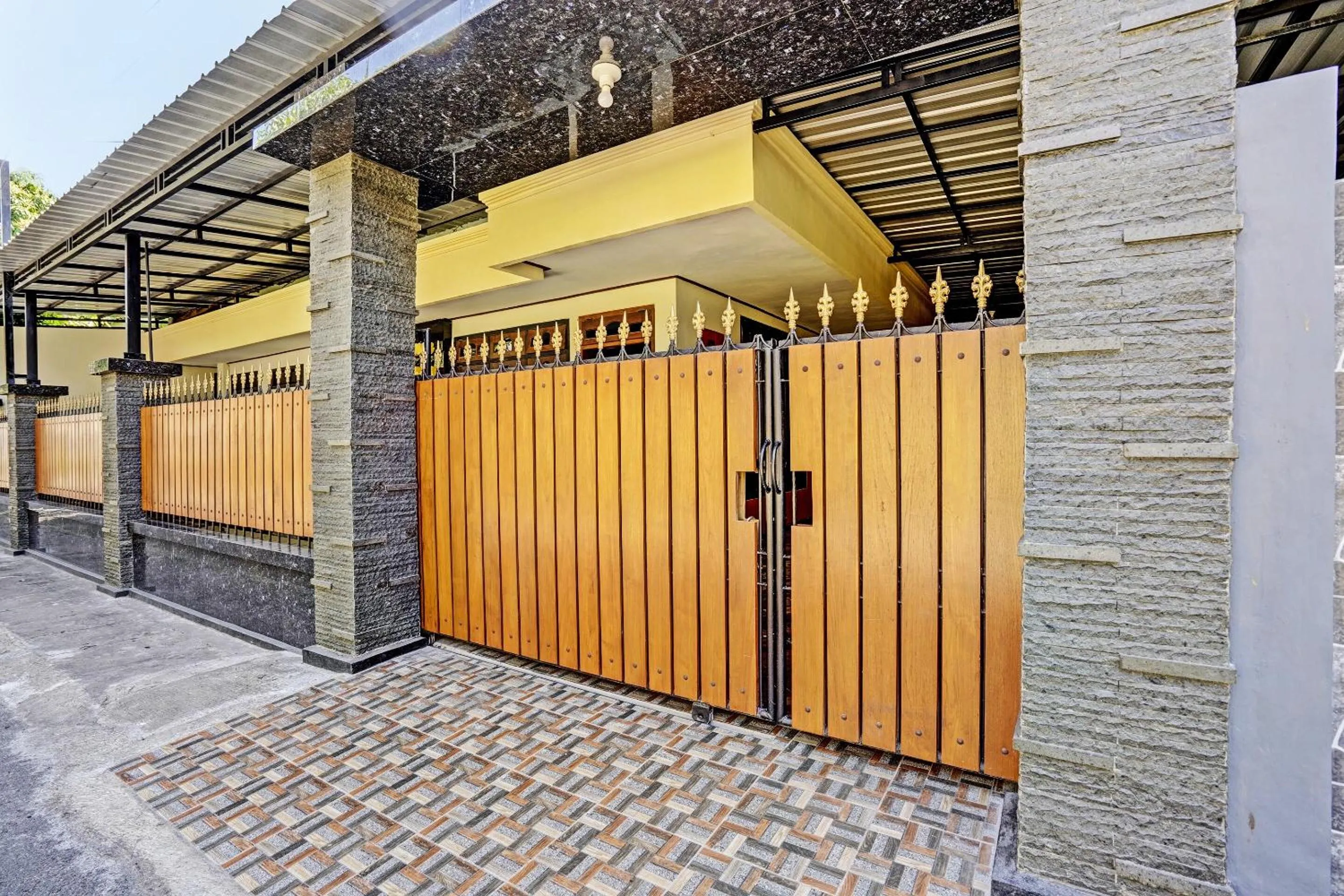 Facade/entrance in OYO Life 92785 Wisma Trubus Syariah