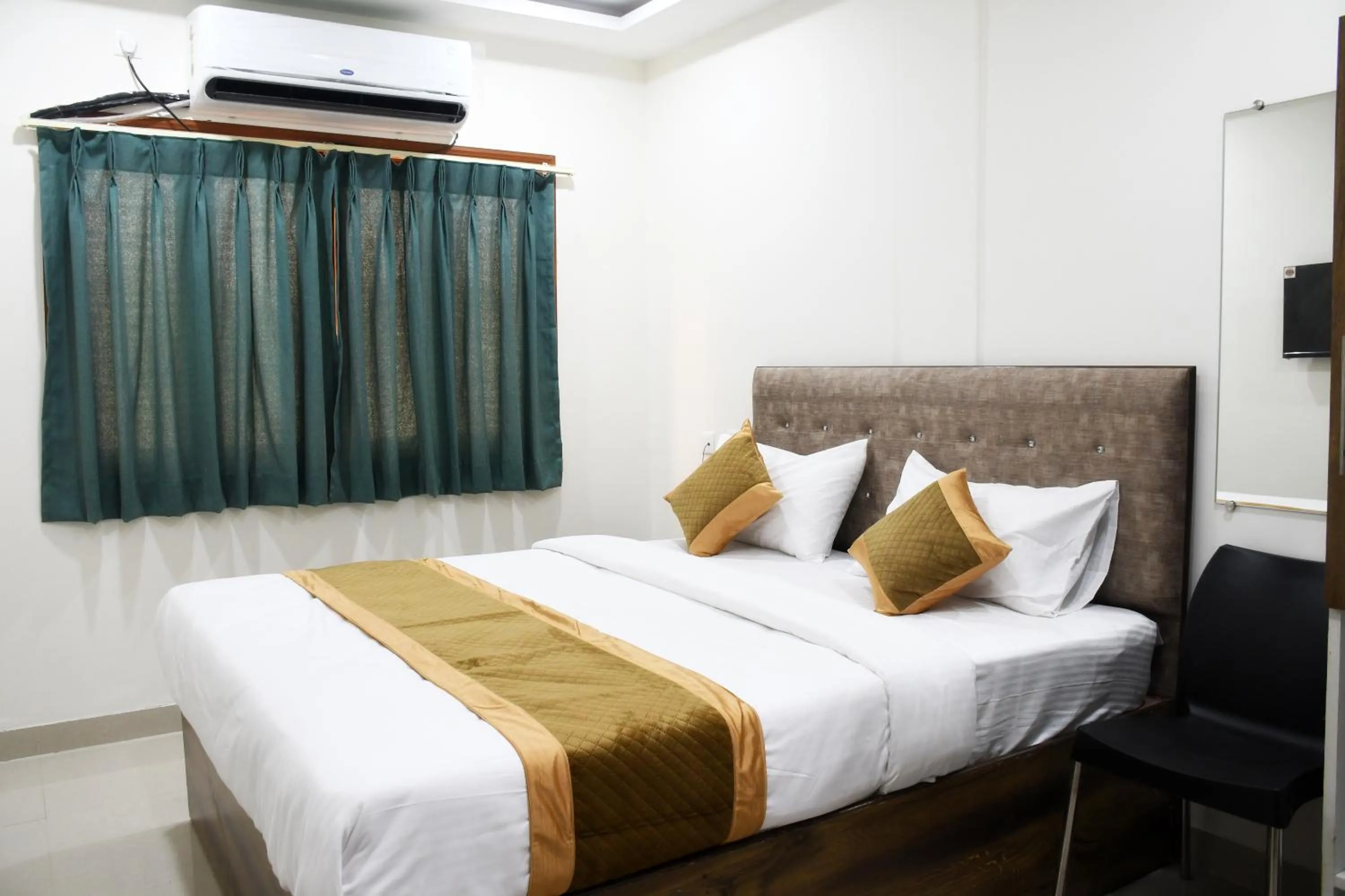 Photo of the whole room, Bed in Otel