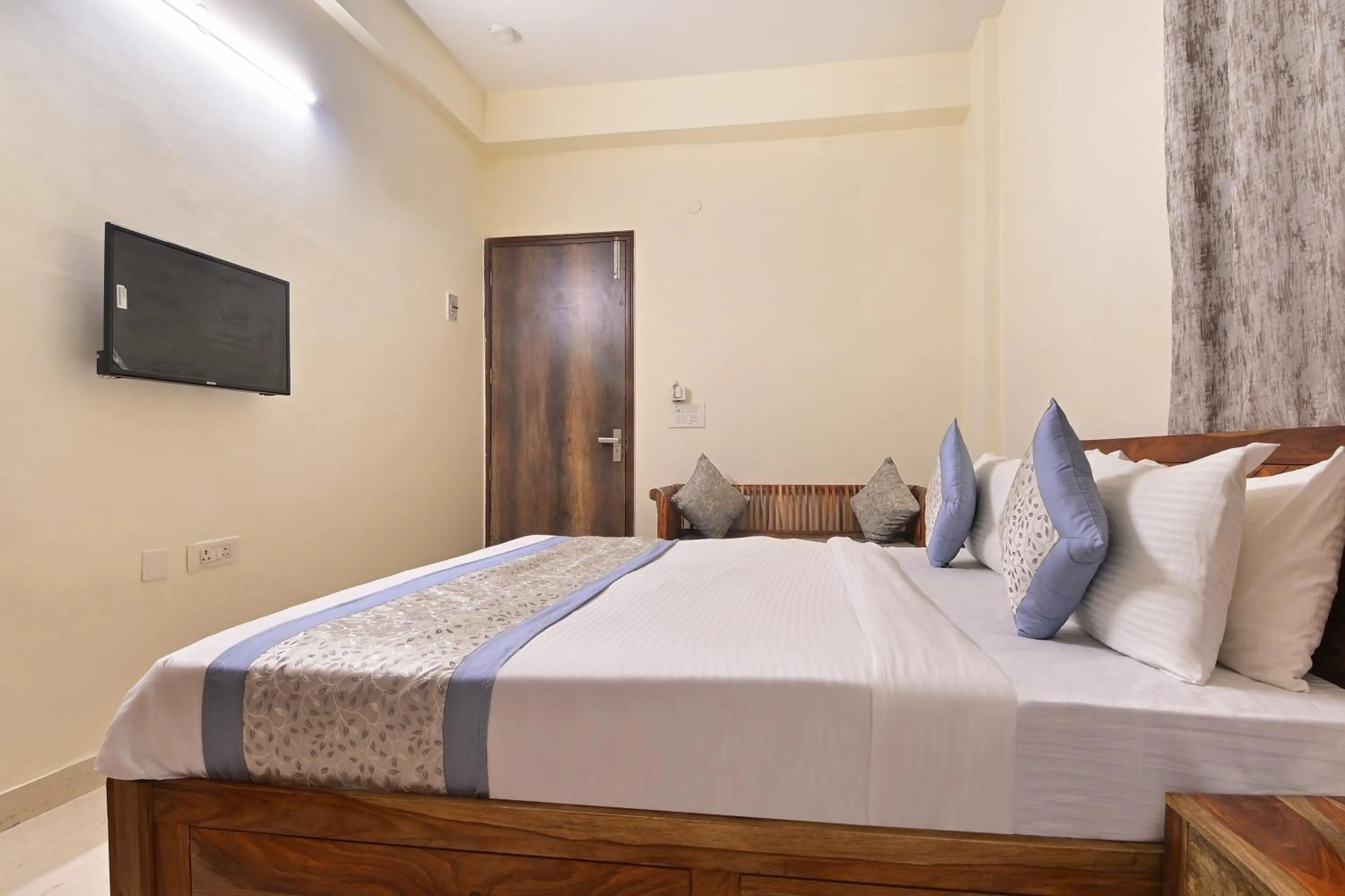 Communal lounge/ TV room, Bed in Hotel The York - Couple-unfriendly hotel