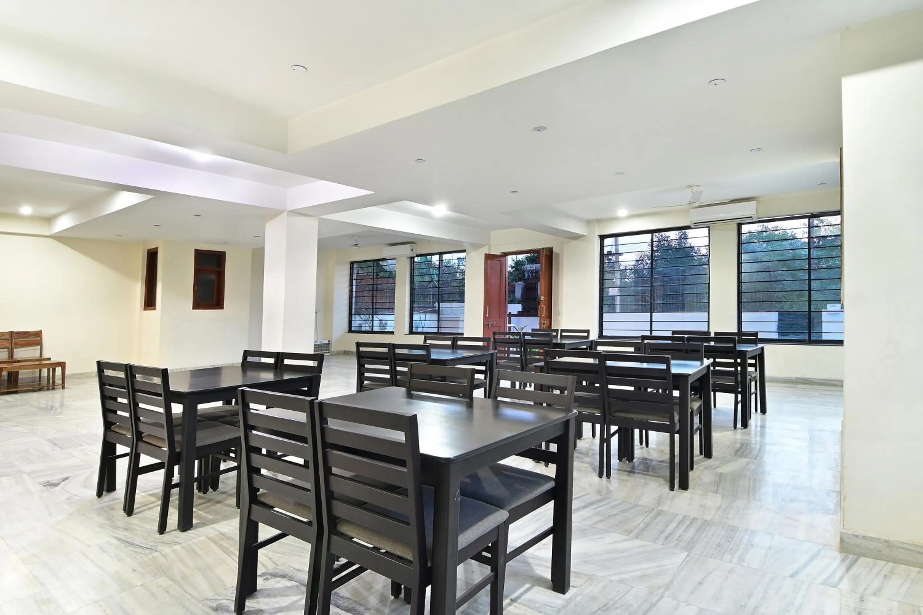 Restaurant/places to eat in Hotel The York - Couple-unfriendly hotel