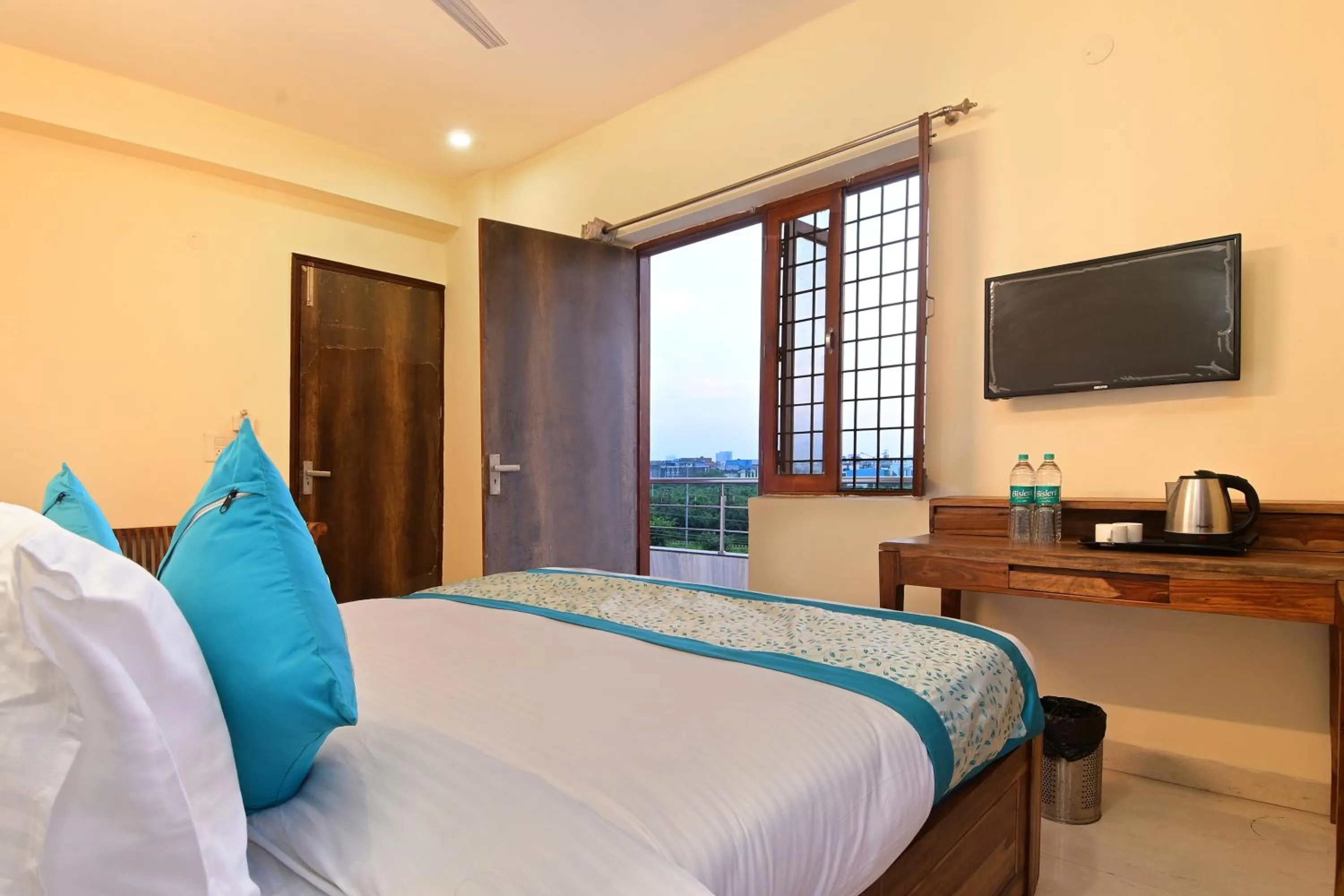 View (from property/room), Bed in Hotel The York - Couple-unfriendly hotel