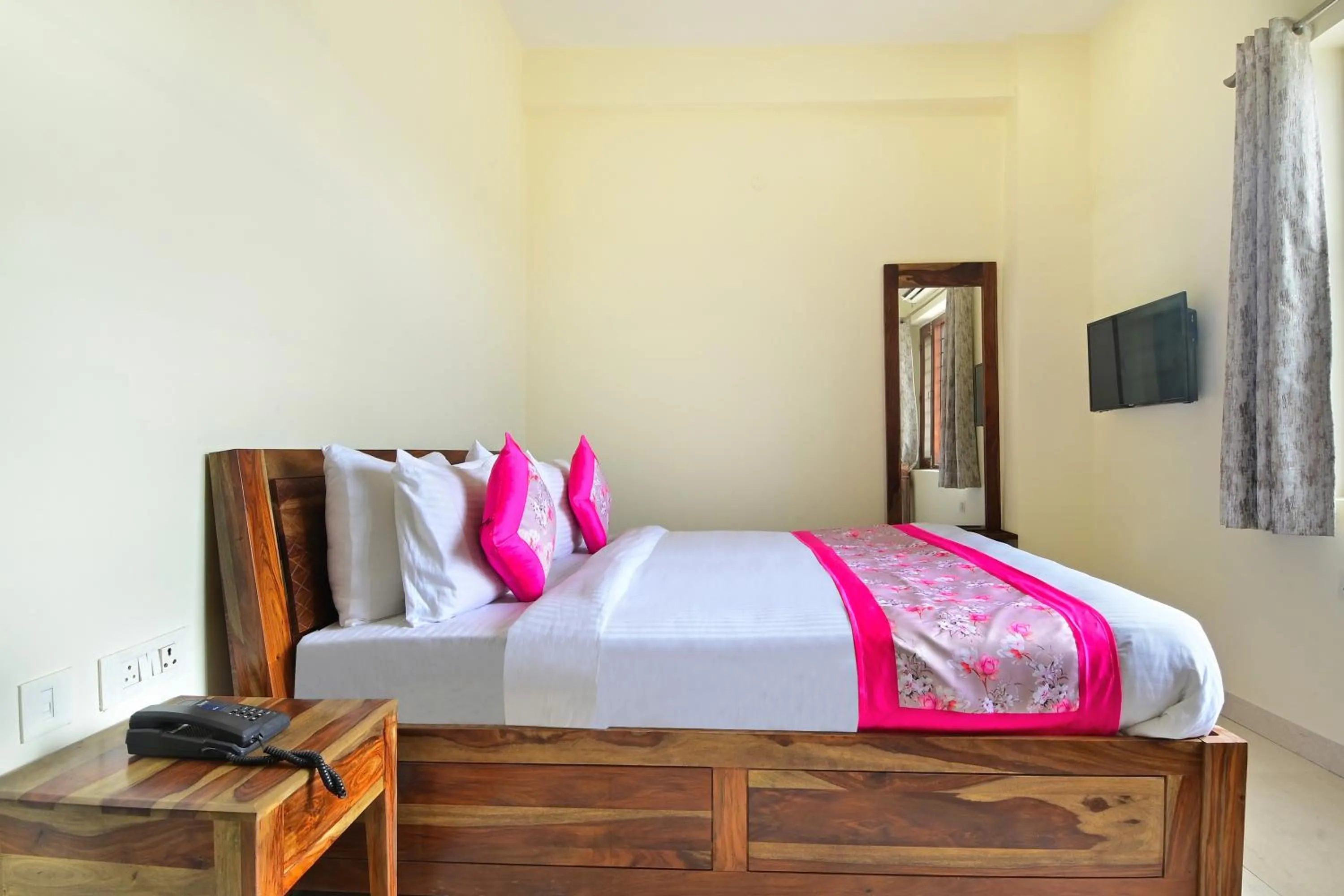 TV and multimedia, Bed in Hotel The York - Couple-unfriendly hotel