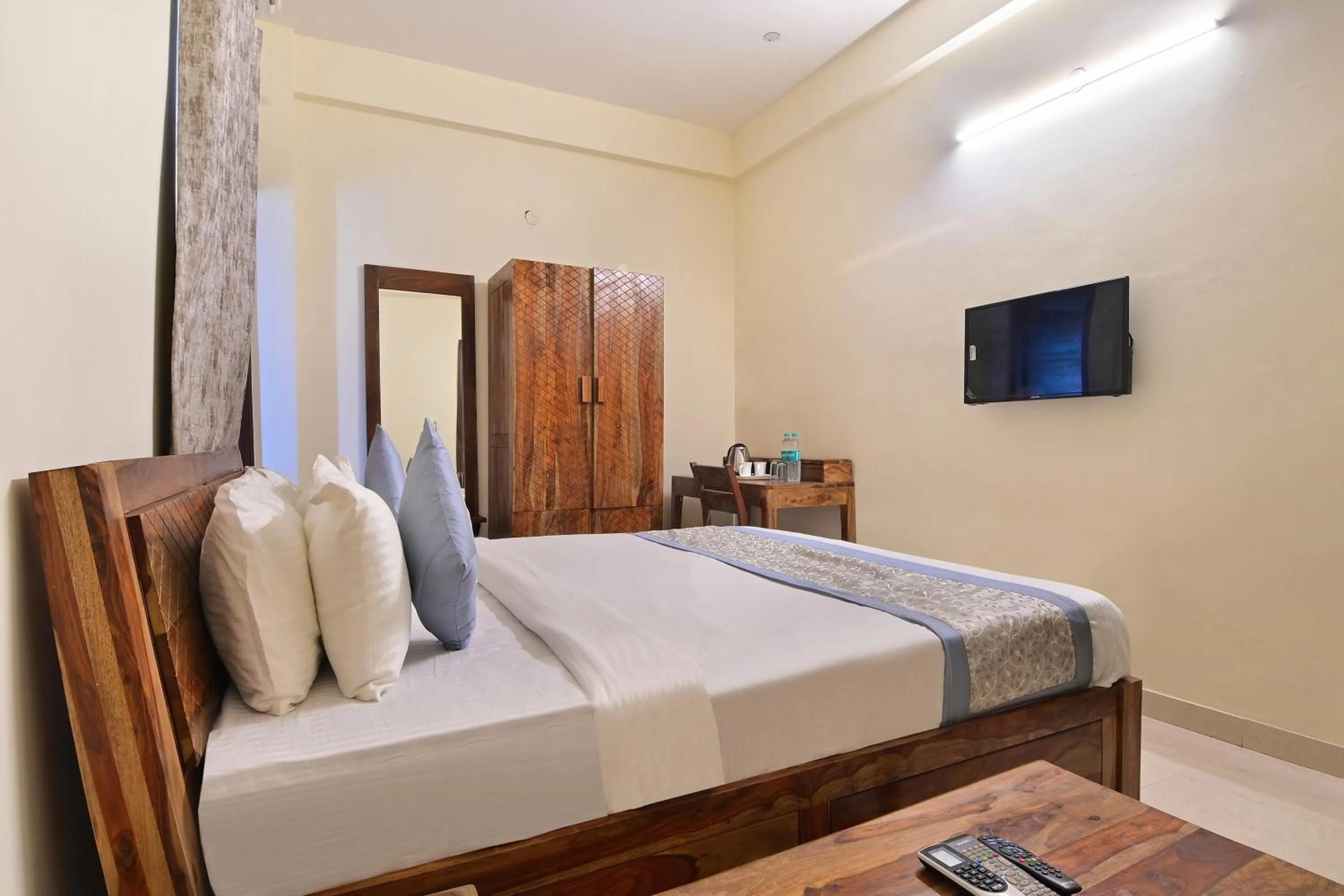 Communal lounge/ TV room, Bed in Hotel The York - Couple-unfriendly hotel