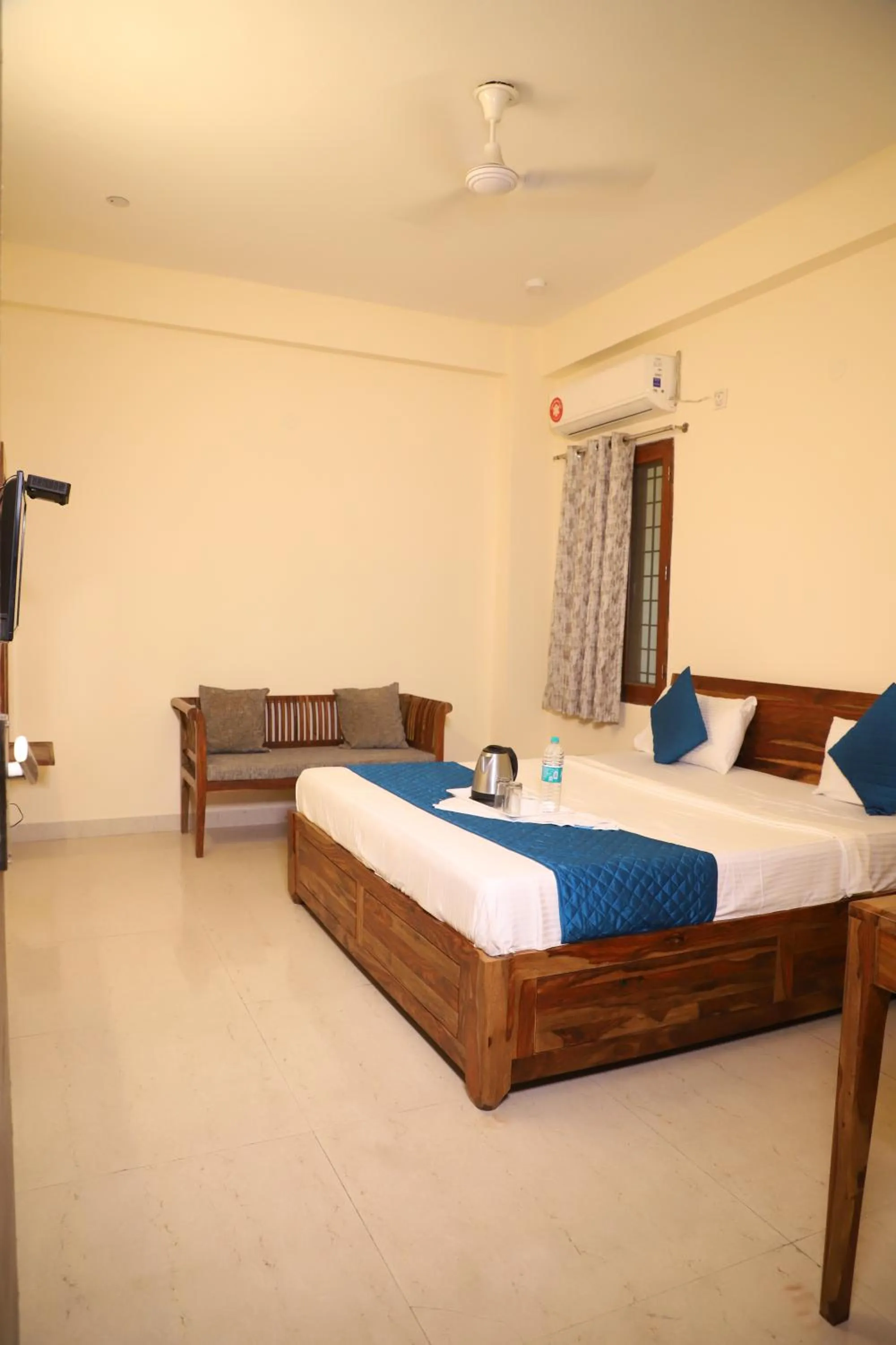 Photo of the whole room, Bed in Hotel The York - Couple-unfriendly hotel