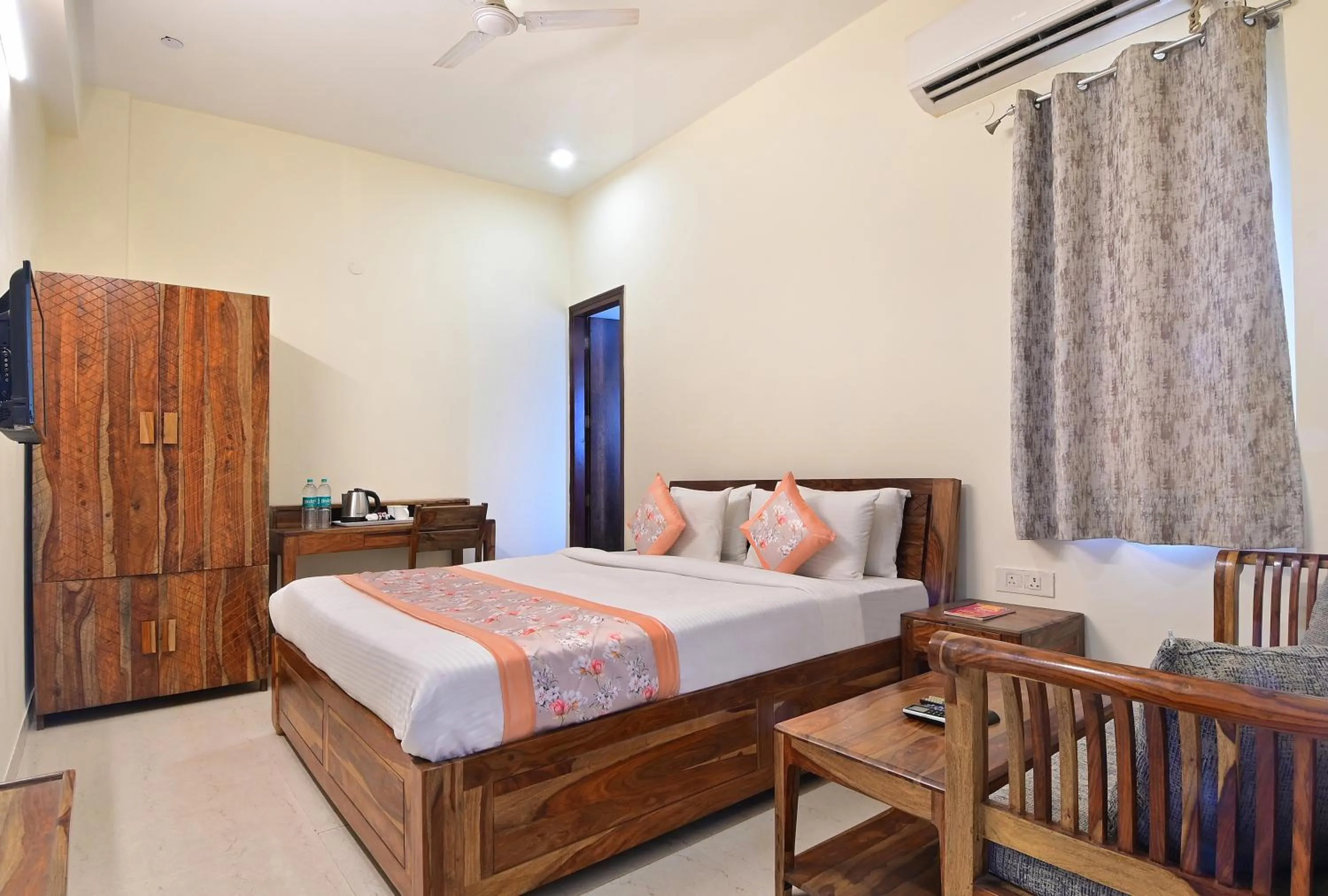 Bed in Hotel The York - Couple-unfriendly hotel