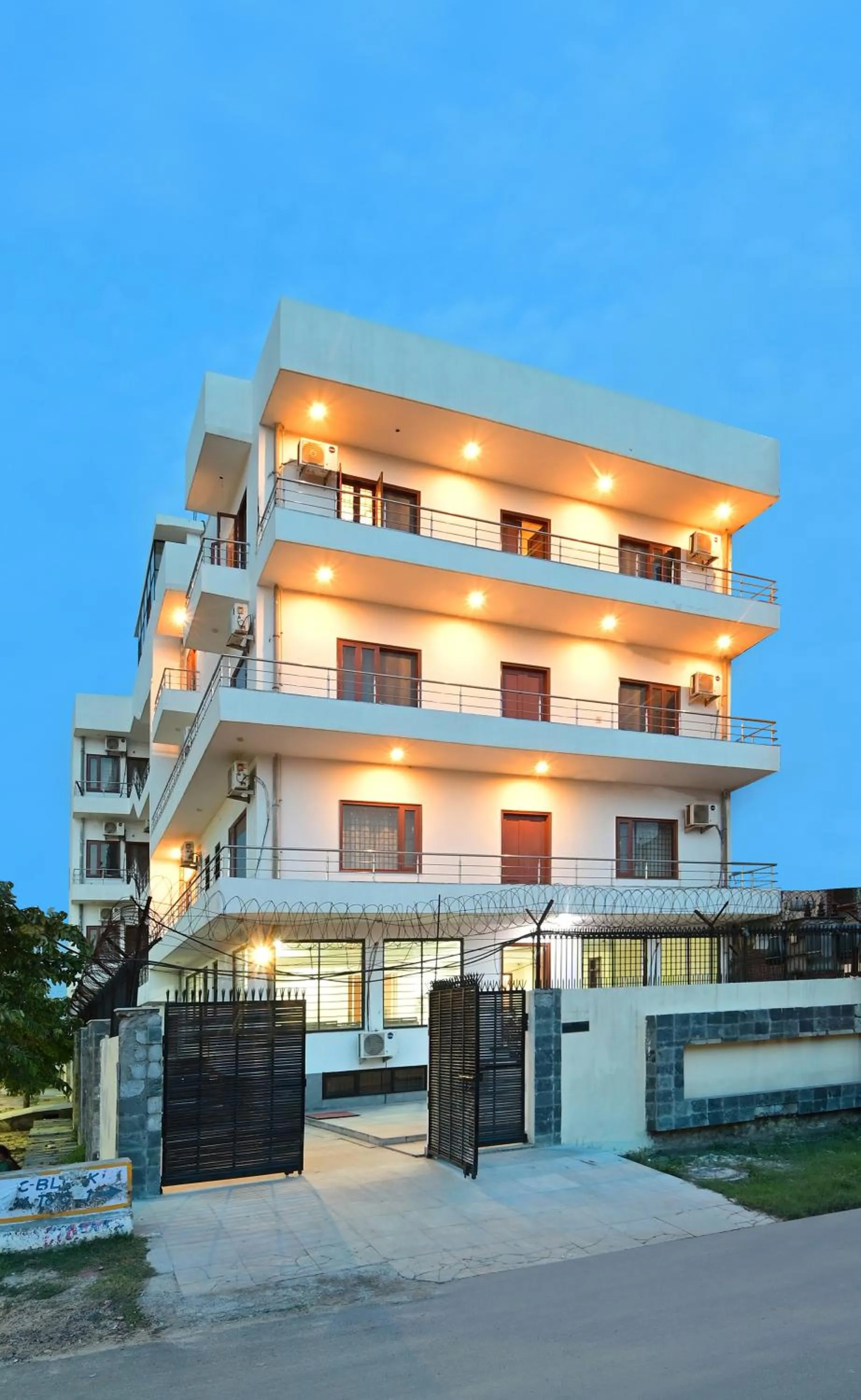 Facade/entrance in Hotel The York - Couple-unfriendly hotel