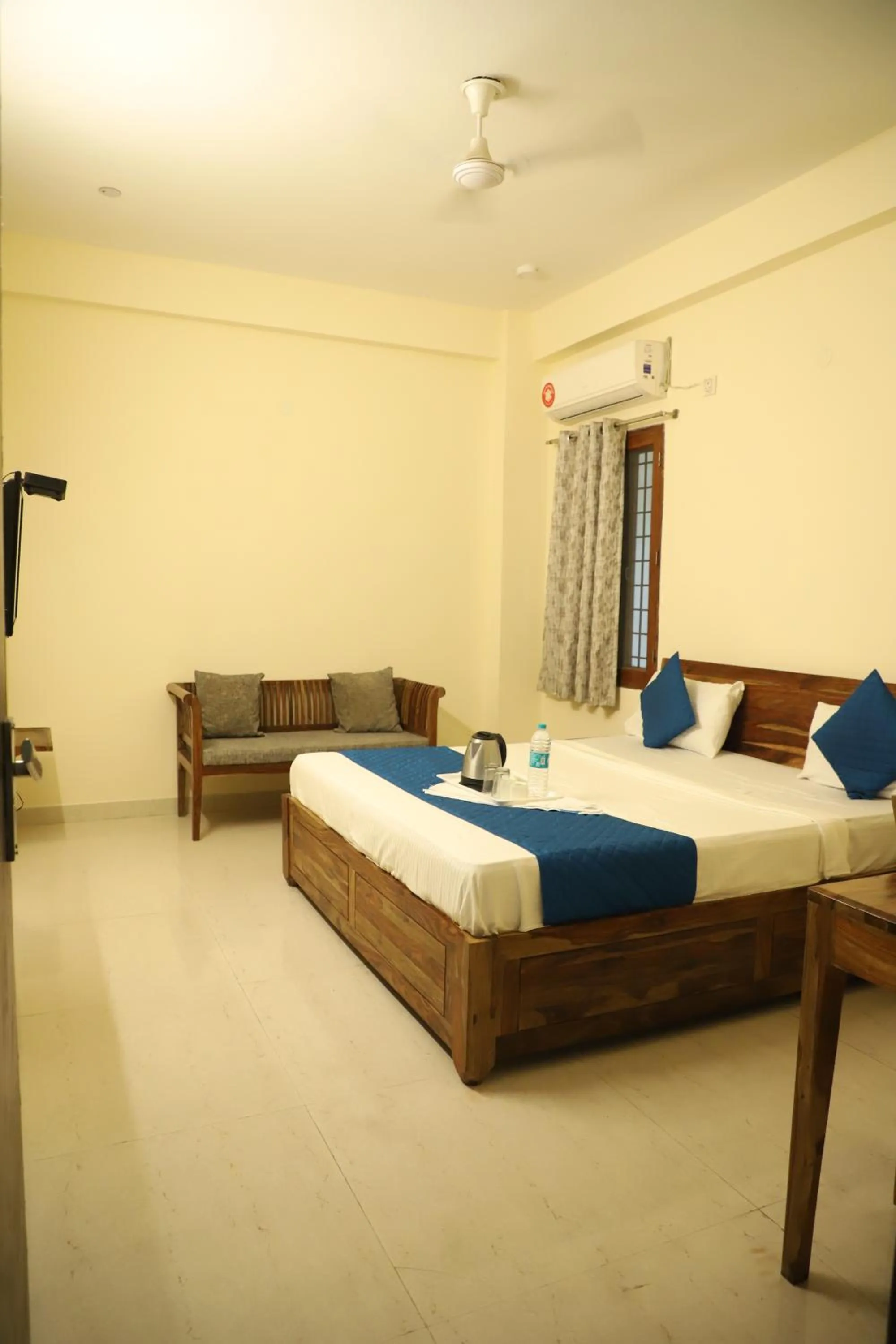 Photo of the whole room, Bed in Hotel The York - Couple-unfriendly hotel