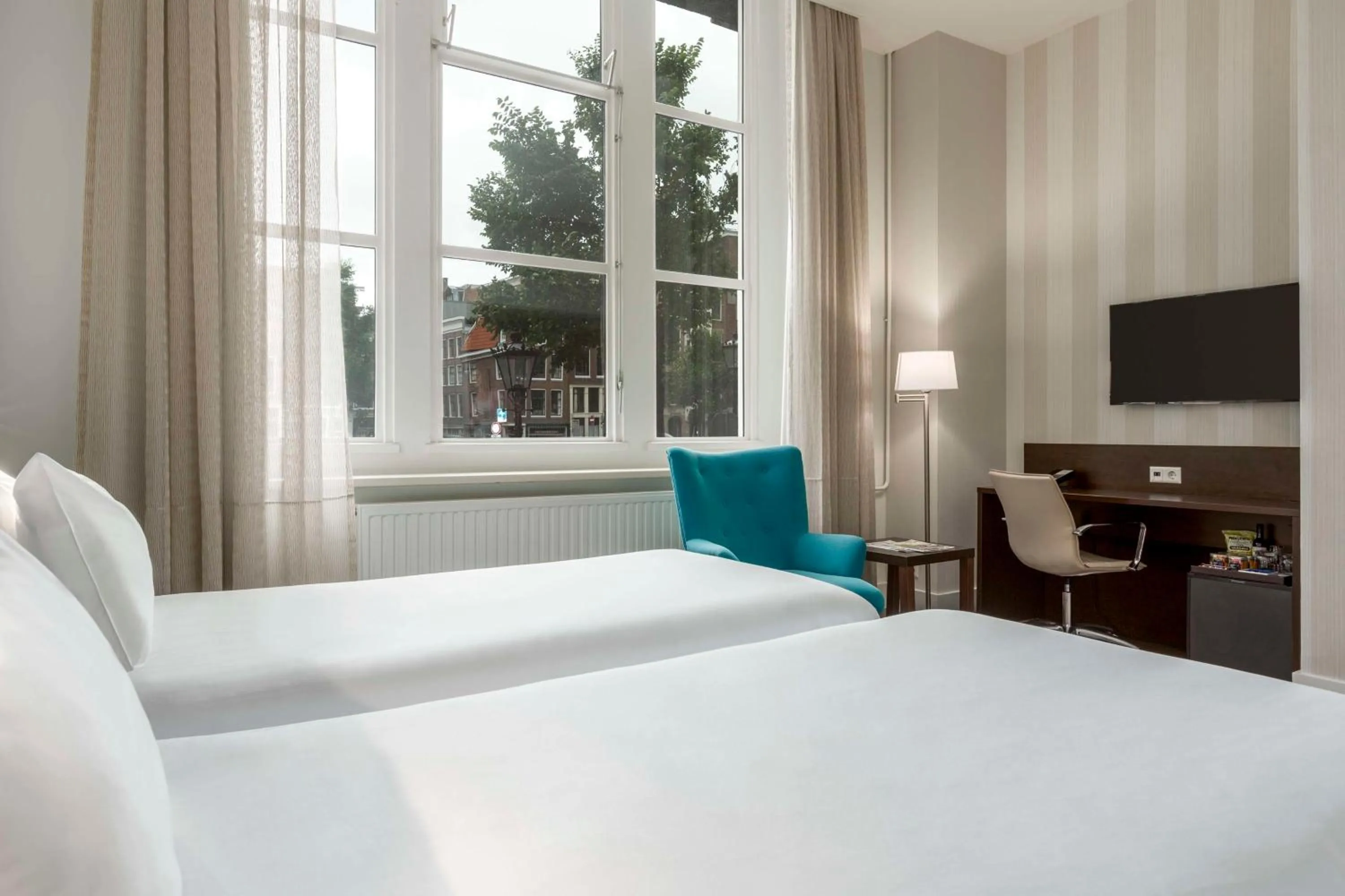 View (from property/room), Bed in NH City Centre Amsterdam